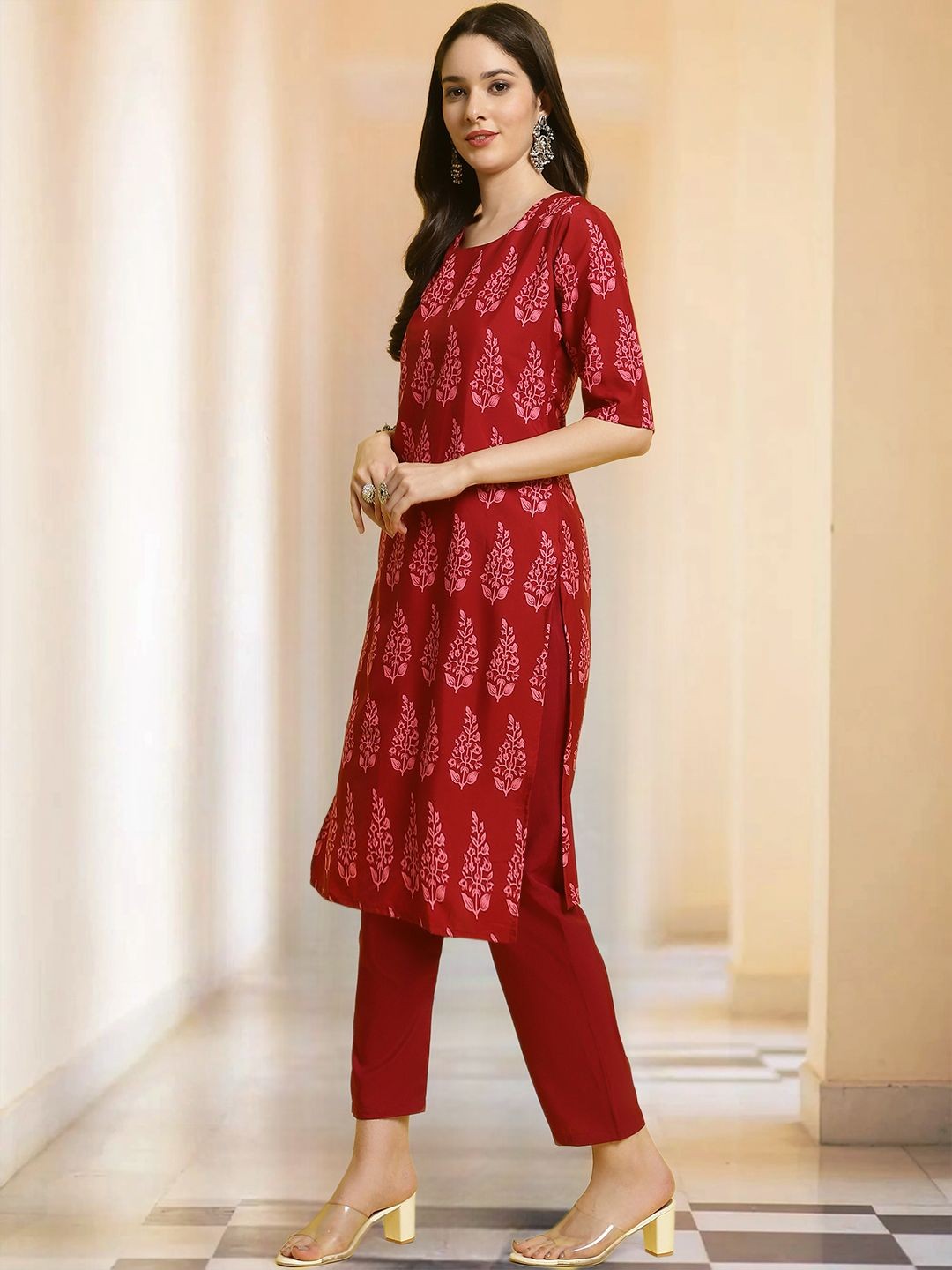 

7Threads Floral Printed Round Neck Straight Kurta with Trousers, Red