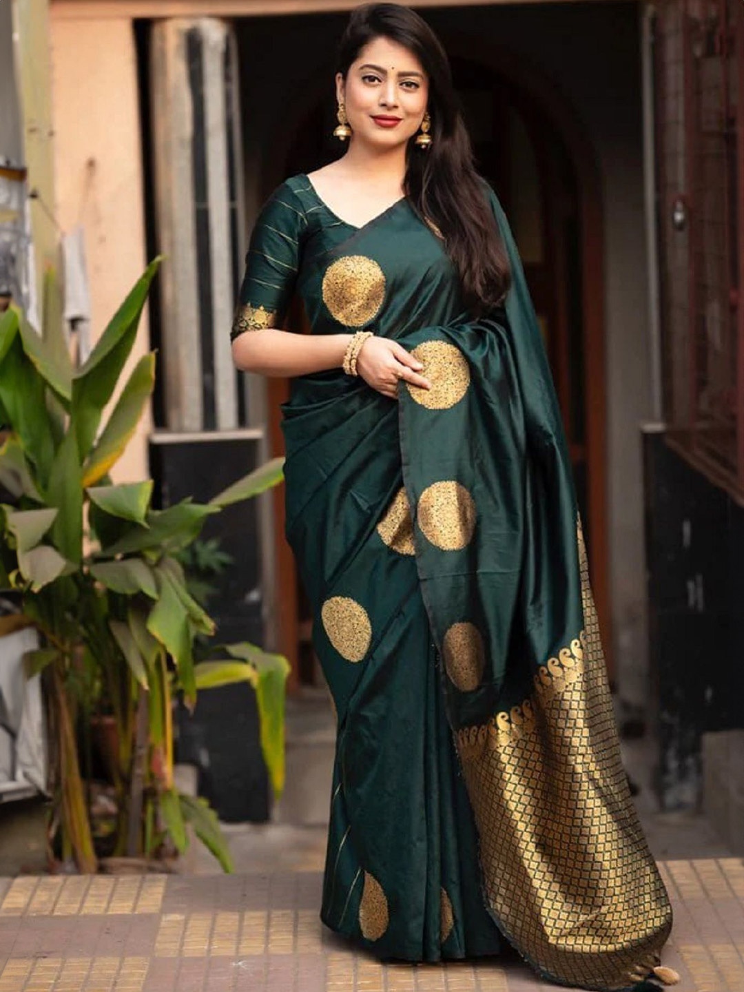 

A TO Z CART Woven Design Zari Silk Blend Saree, Green