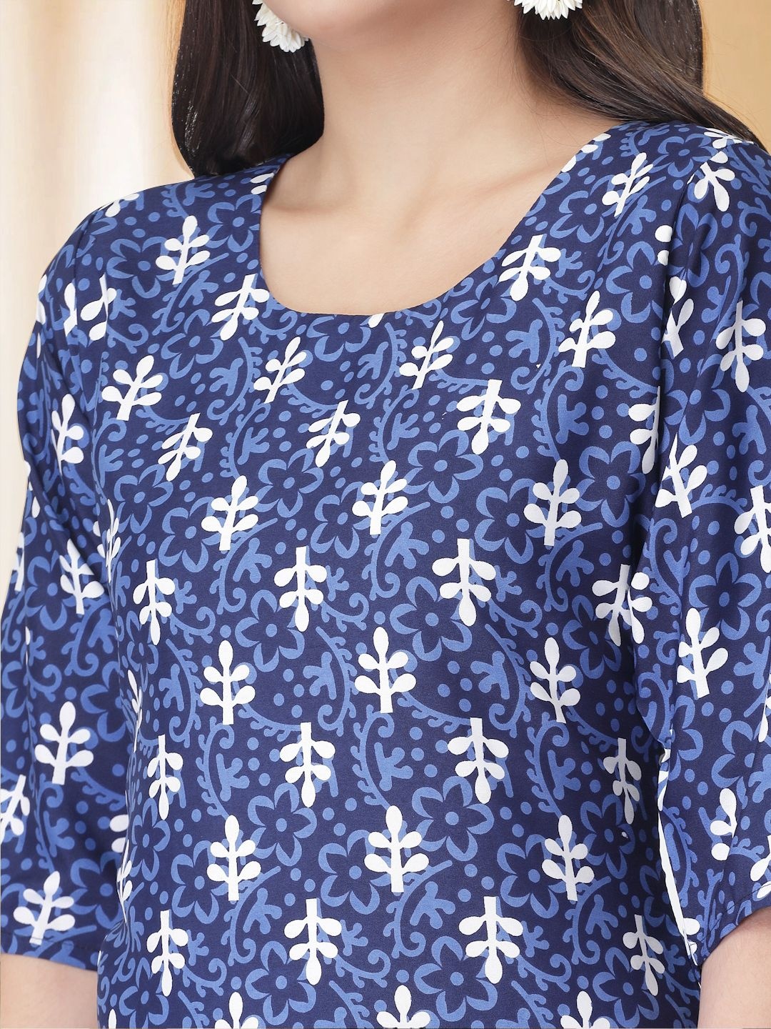 

7Threads Floral Printed Round Neck Straight Kurta With Trousers, Navy blue