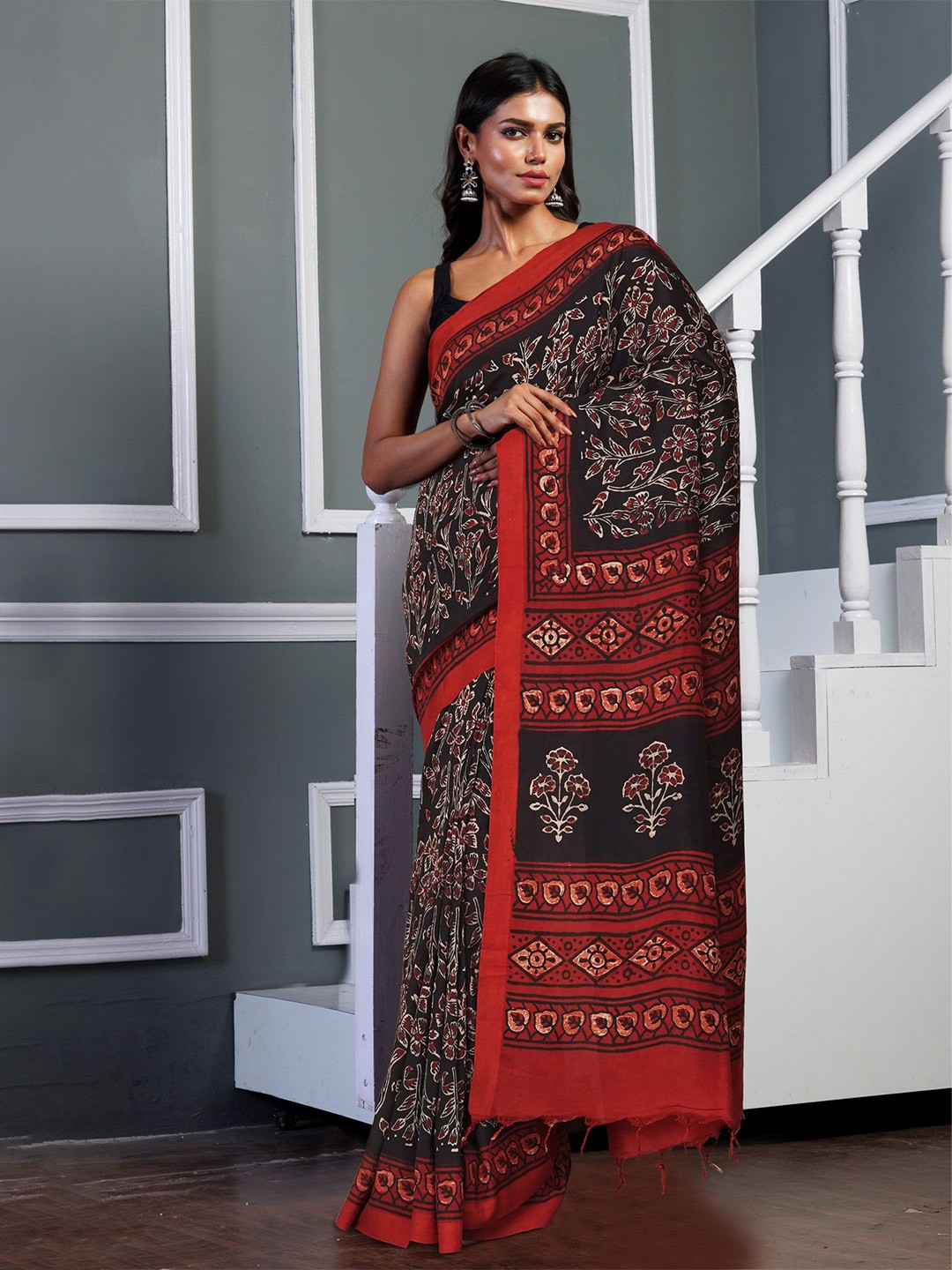

Unnati Silks Ethnic Motifs Art Silk Handloom Block Print Saree, Black
