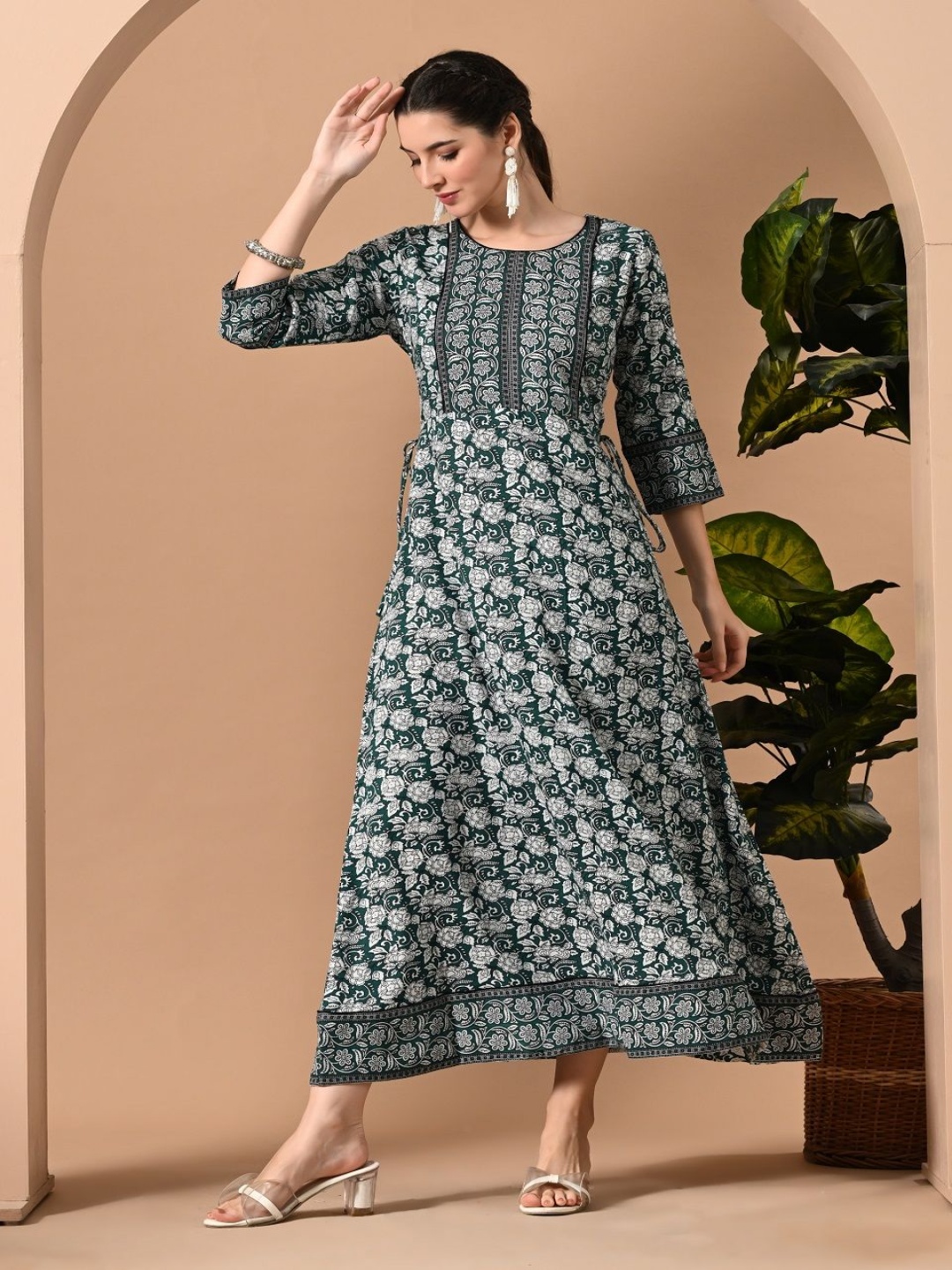 

GLOWWORLD Floral Printed Round Neck A-Line Kurta, Green