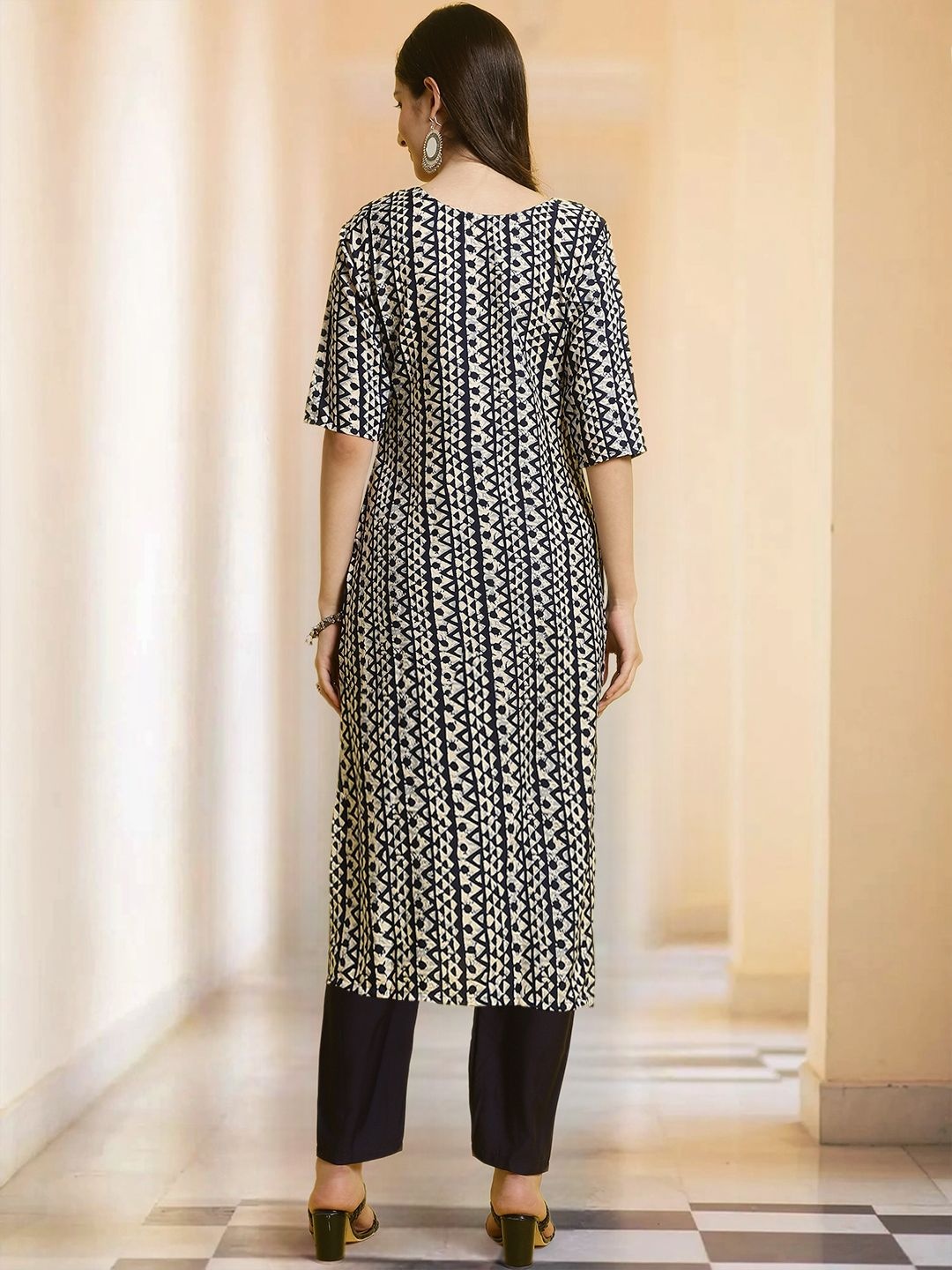 

7Threads Geometric Printed Round Neck Straight Kurta With Trouser, Off white