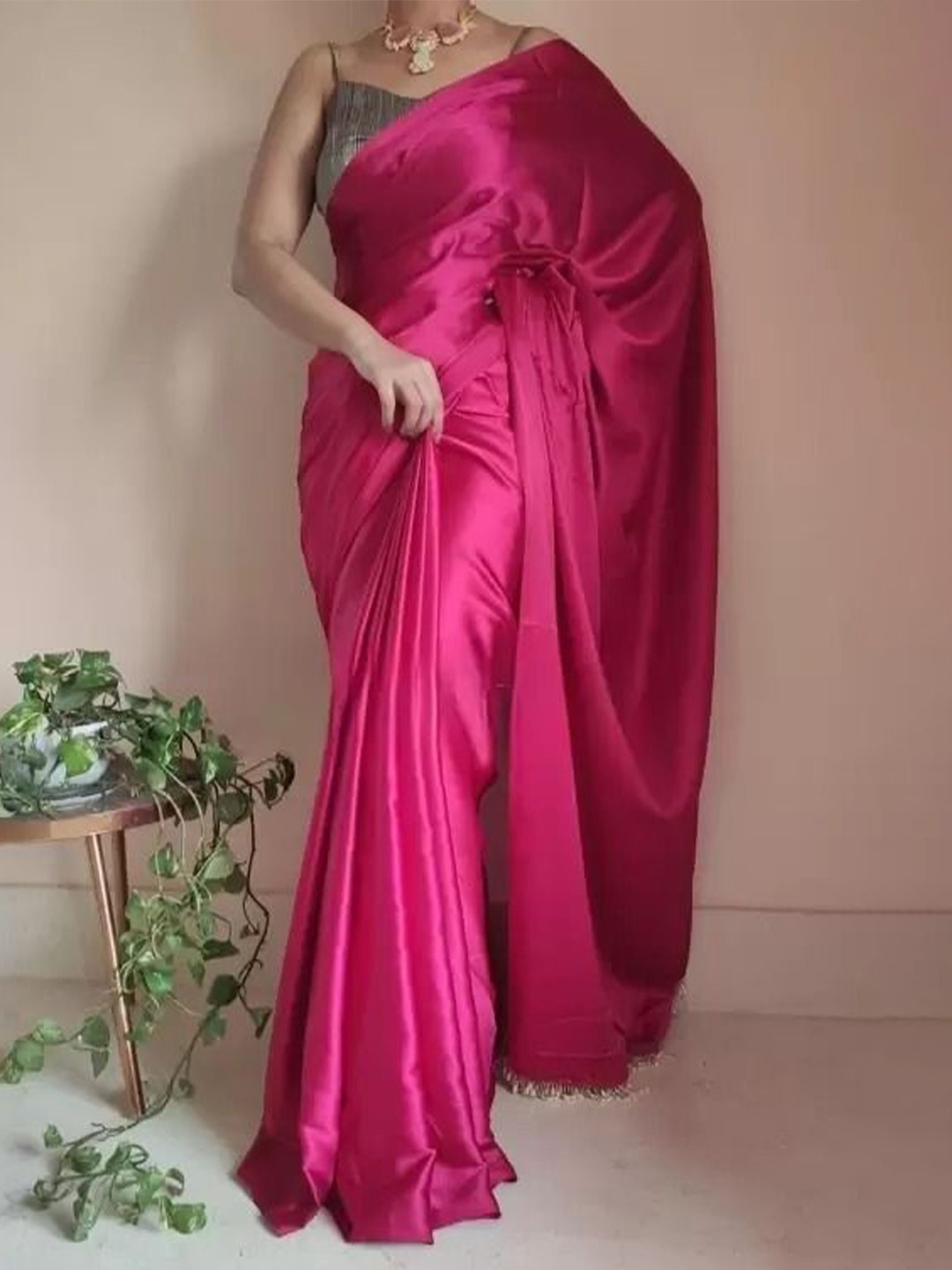 

SAADHVI Solid Saree With Blouse Piece, Pink