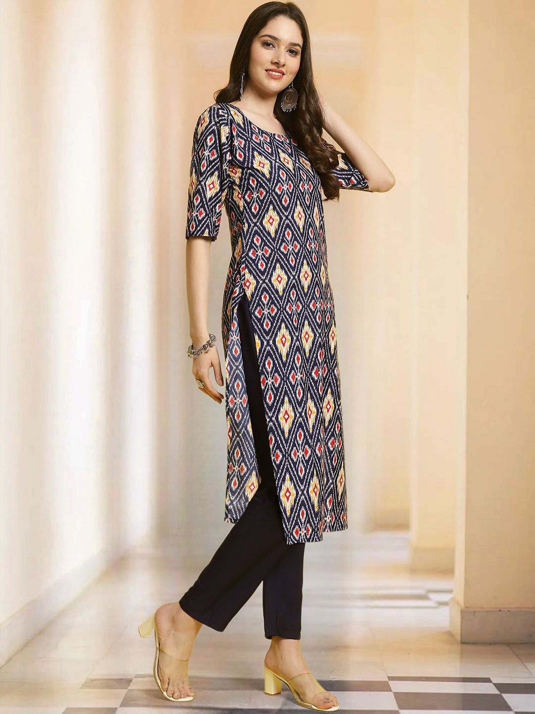 

7Threads Ethnic Motifs Printed Round Neck Straight Kurta with Trousers, Black