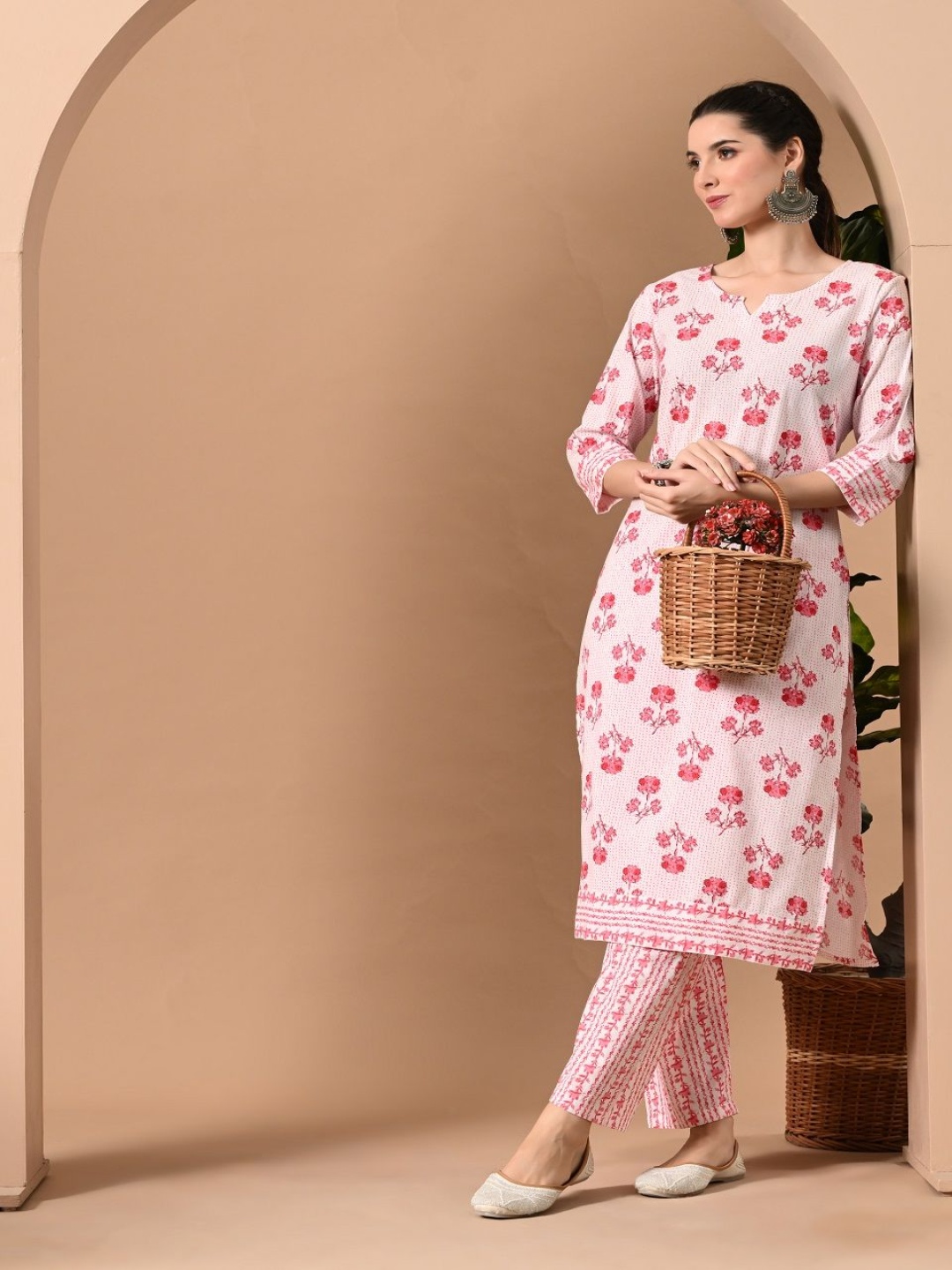 

METAFAB Floral Printed Round Neck Straight Kurta with Trouser, Pink