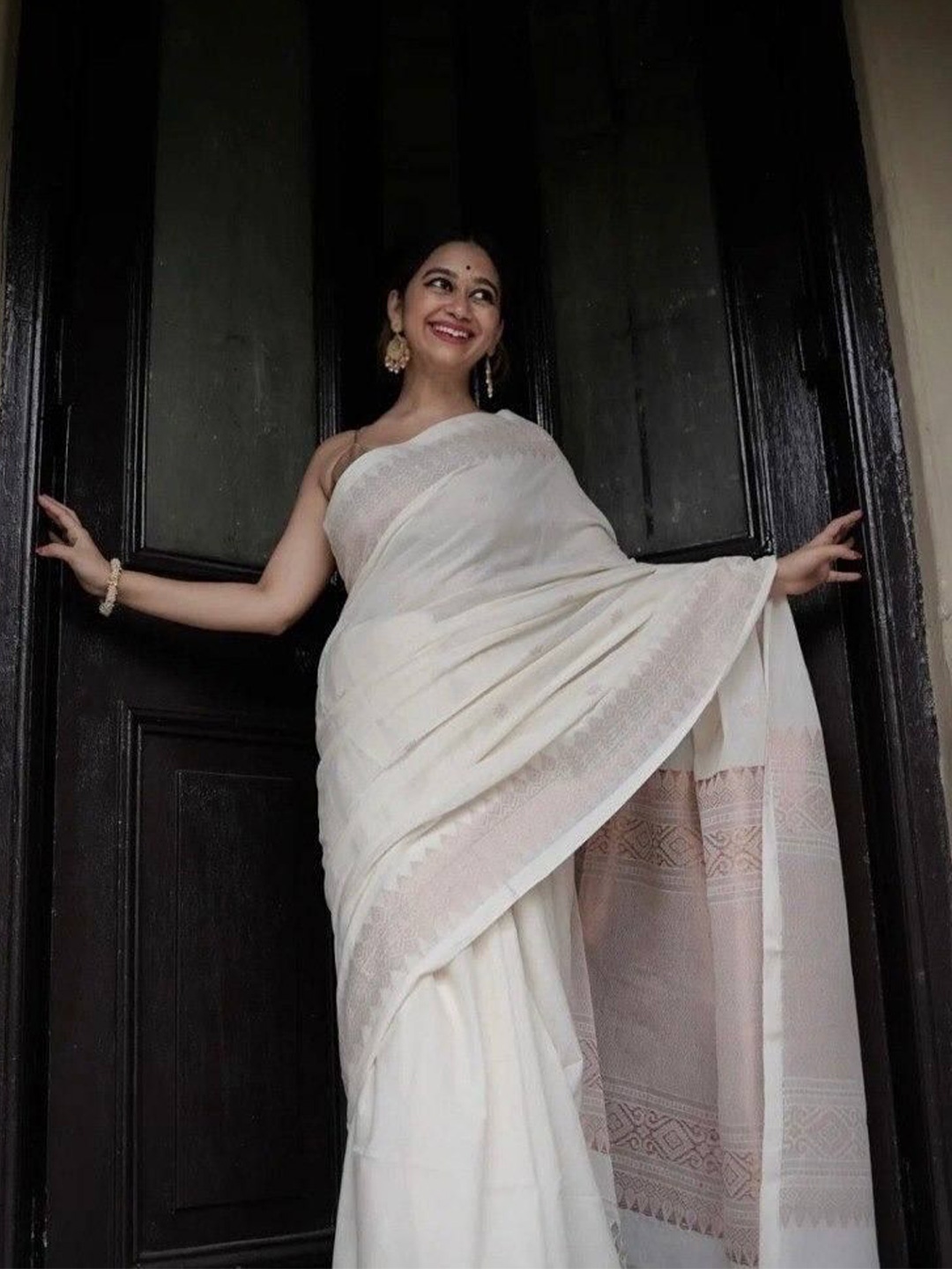

Sanwariya Silk Woven Design Zari Silk Blend Kanjeevaram Saree, White