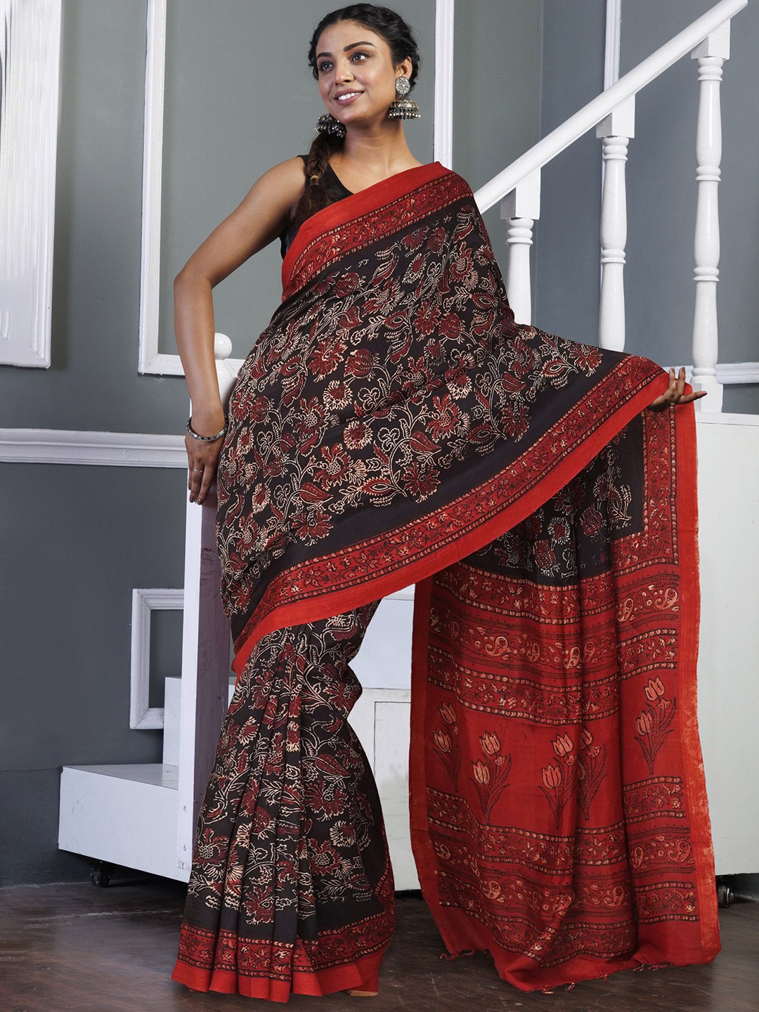 

Unnati Silks Floral Art Silk Handloom Block Print Saree, Black