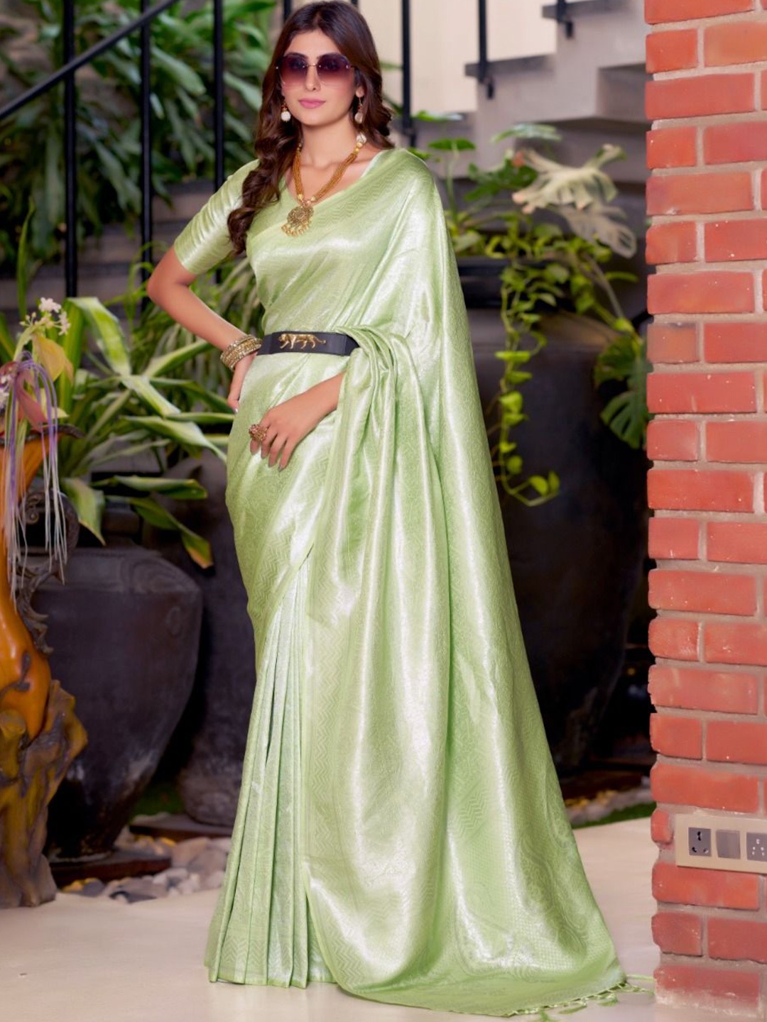 

Aagiri Woven Design Zari Banarasi Saree, Lime green