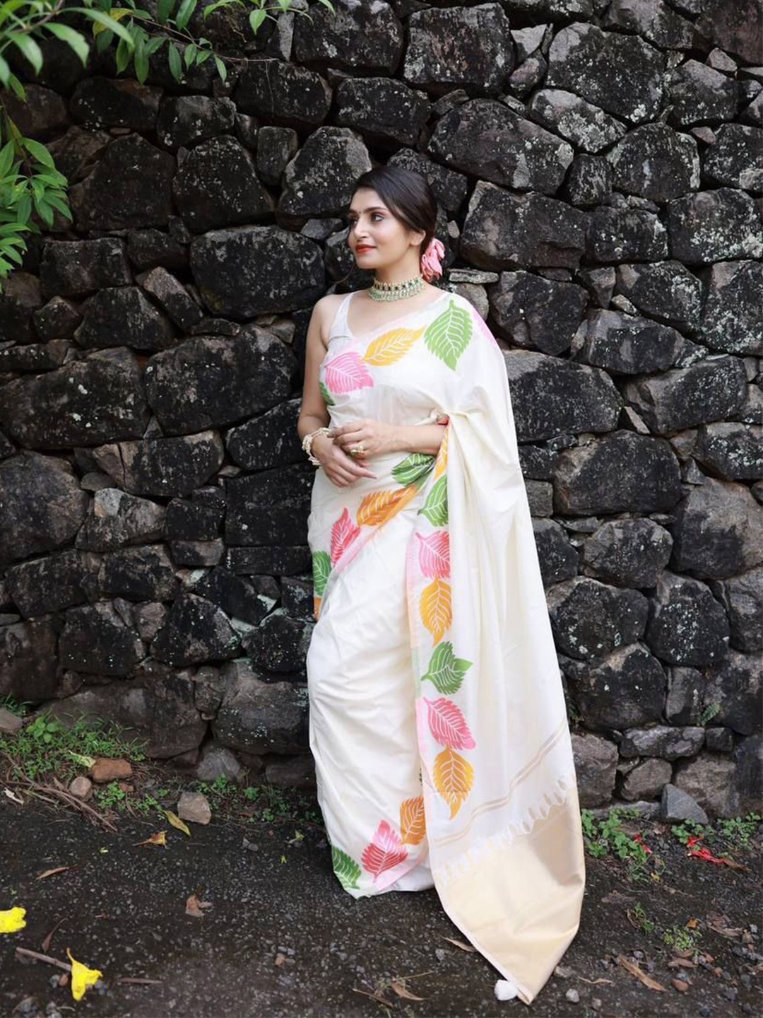 

SANJANA SILK Floral Silk Blend Kanjeevaram Saree, White