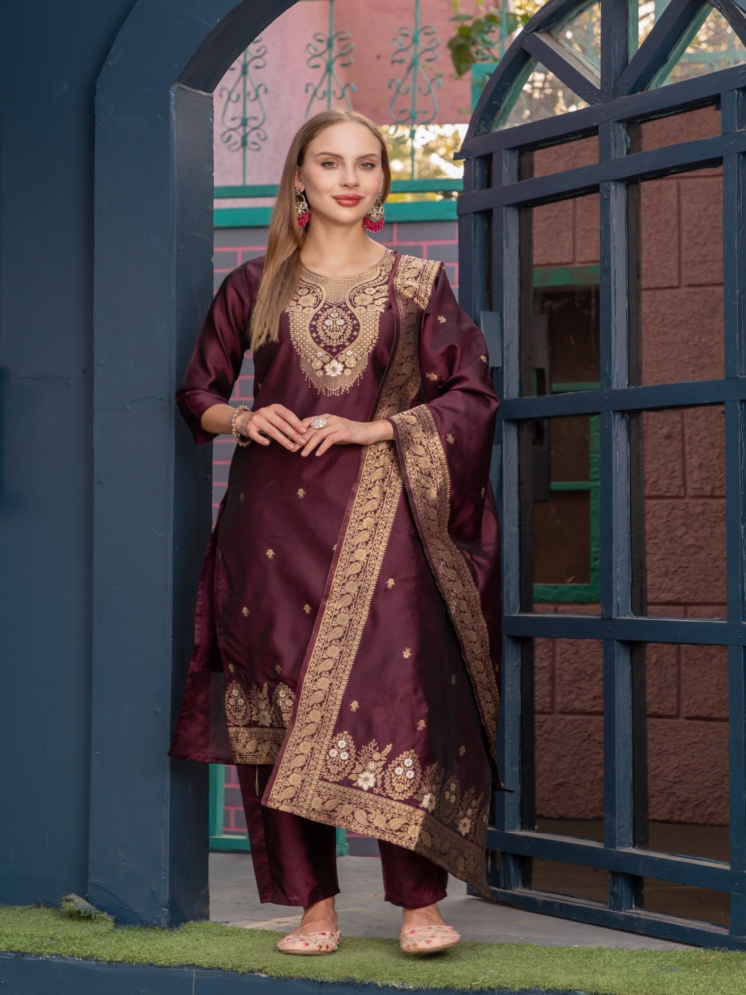

Ekta Textiles Women Floral Printed Regular Pure Cotton Kurta with Trousers & With Dupatta, Maroon