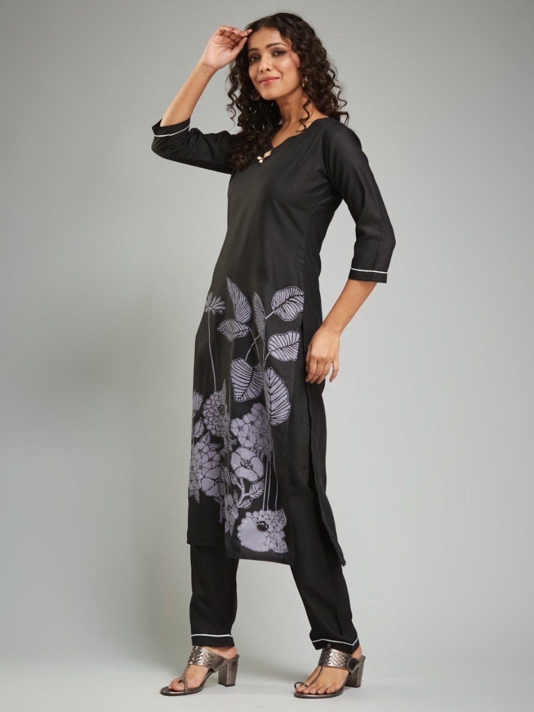 

A TO Z CART Floral Printed V-Neck Straight Kurta With Trouser, Black