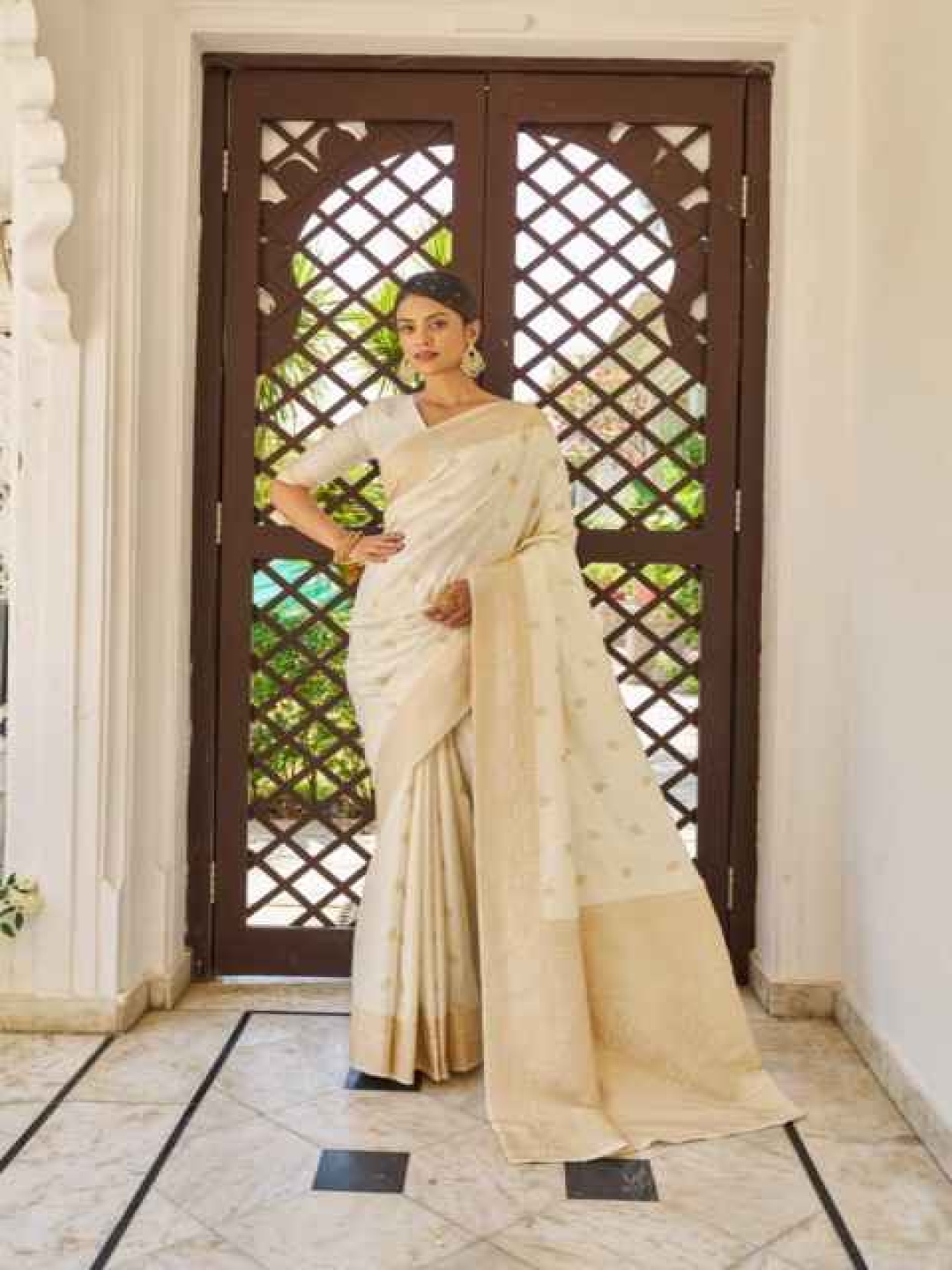 

SWORNOF Woven Design Zari Silk Blend Saree, White