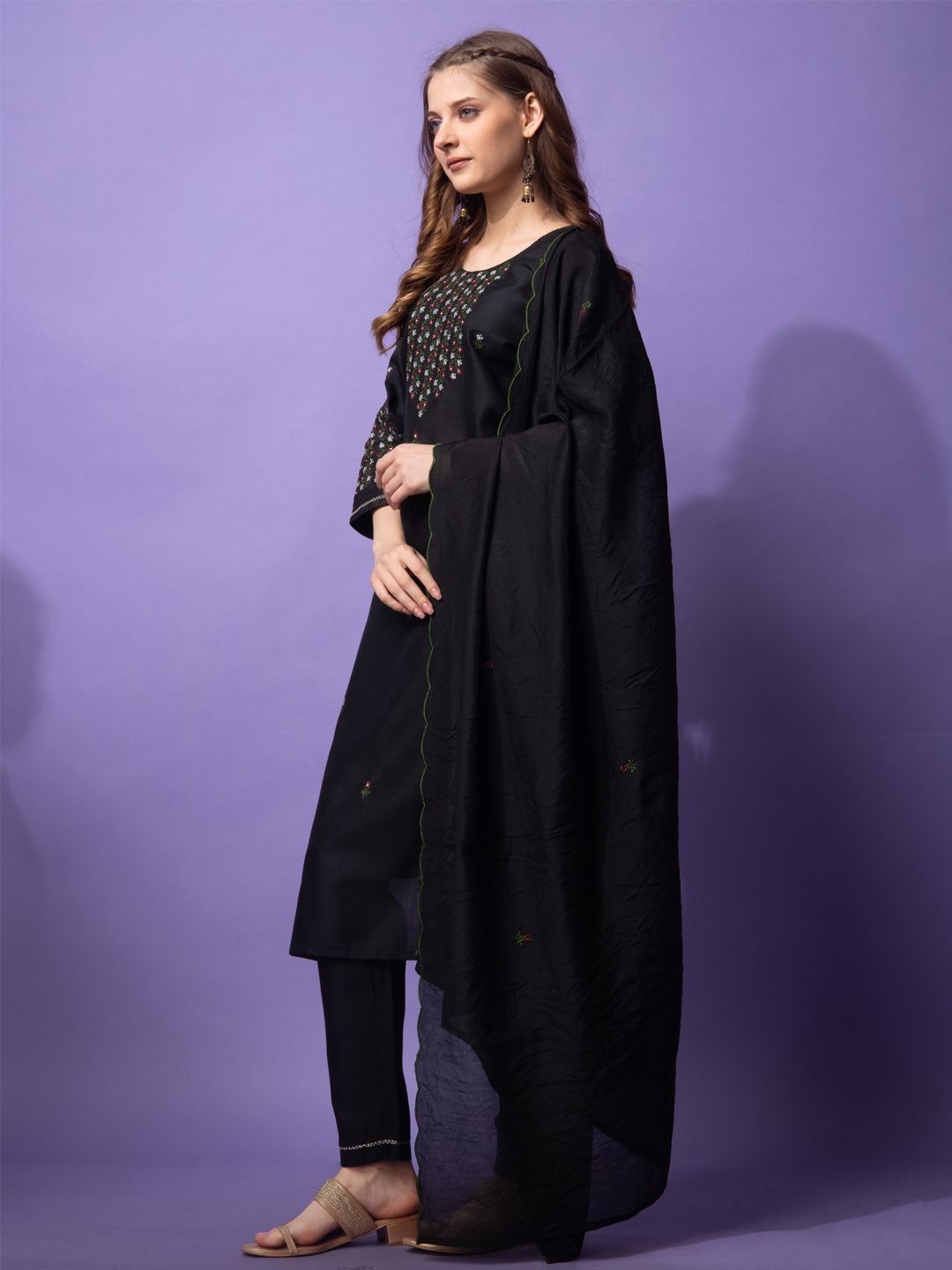 

ARADHNA Embroidered Thread Work Straight Kurta With Trouser And Dupatta, Black