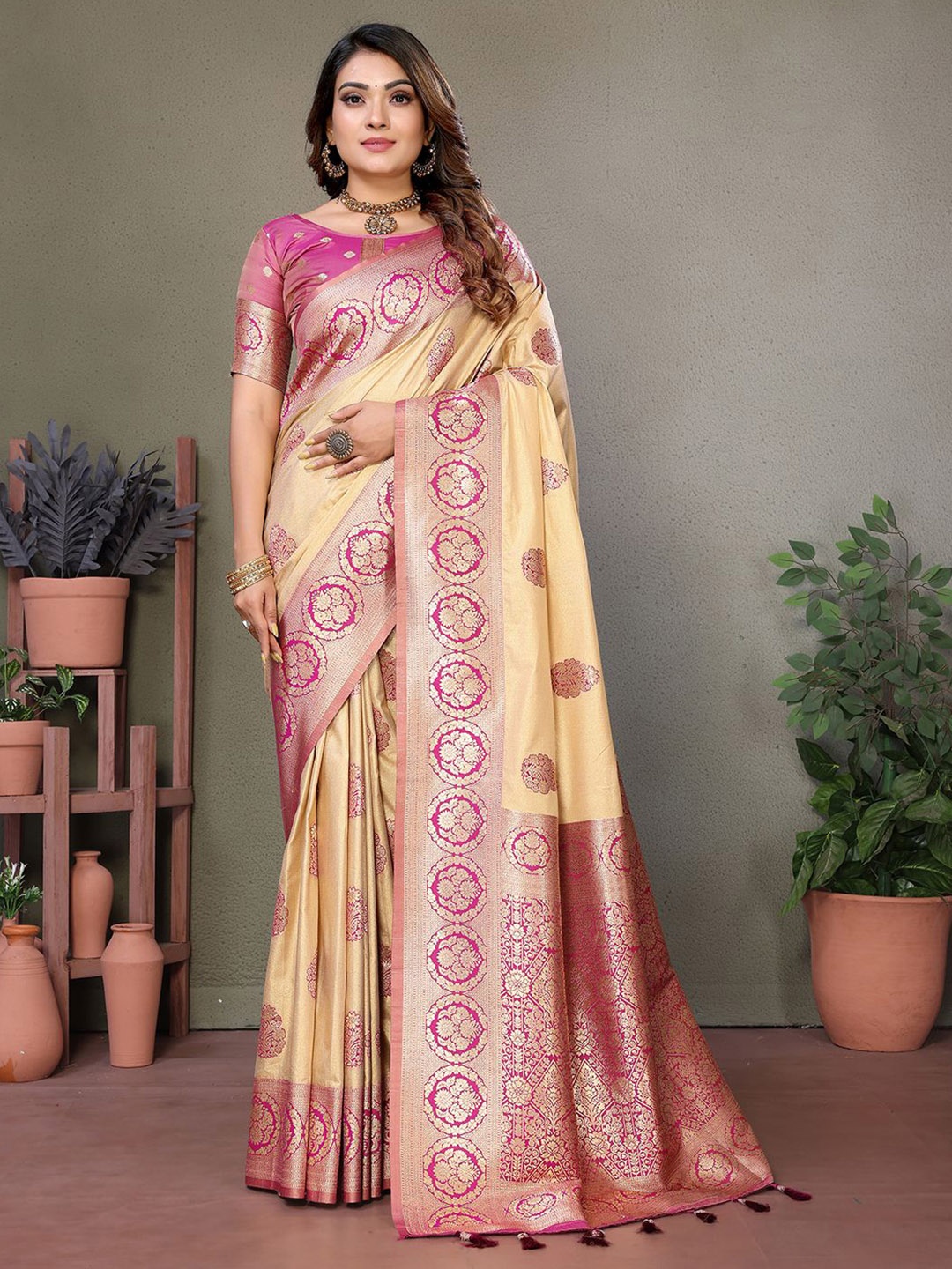 

Mitera Floral Zari Silk Blend Banarasi Saree, Purple