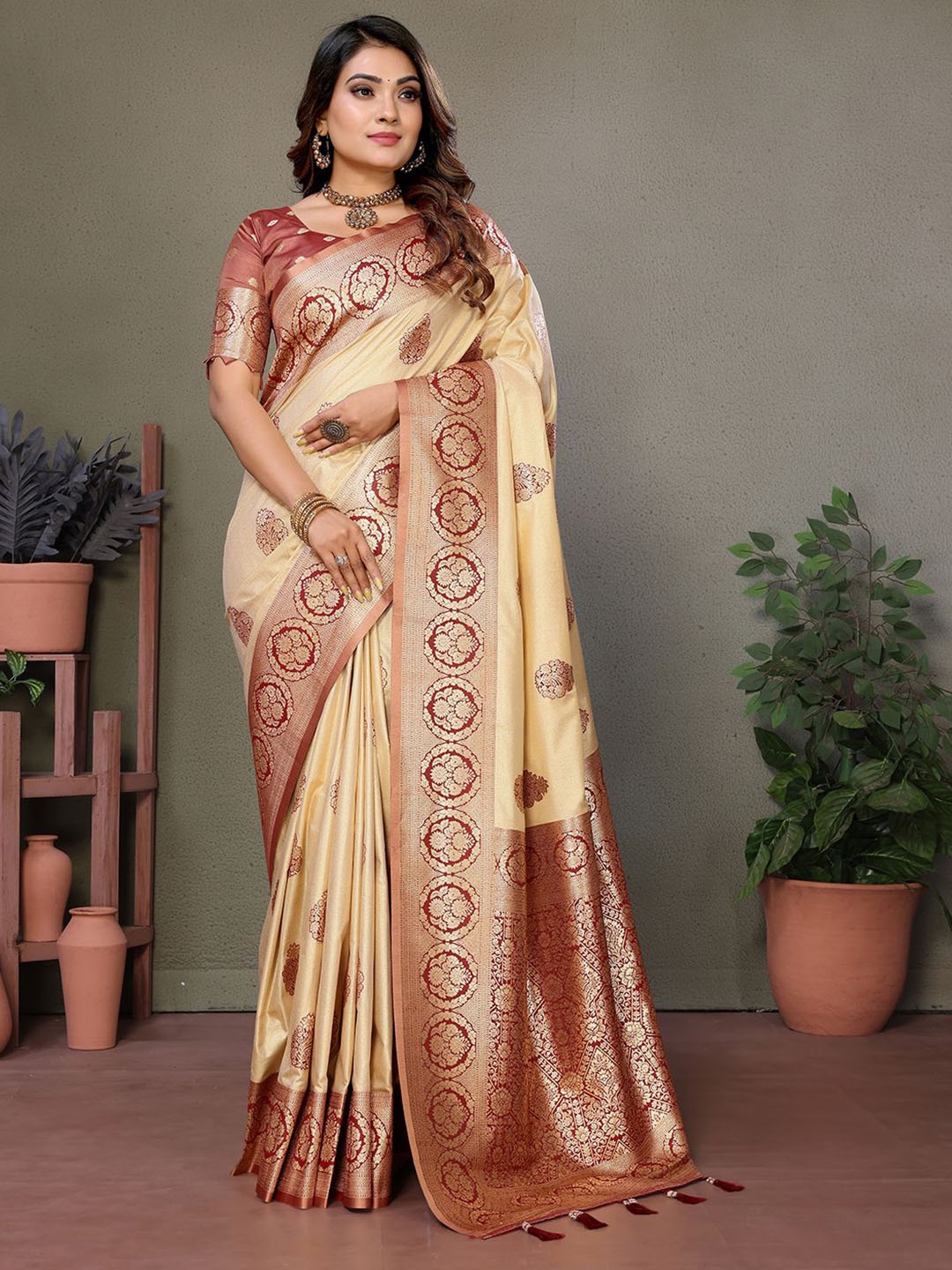 

Mitera Floral Zari Silk Blend Banarasi Saree, Maroon