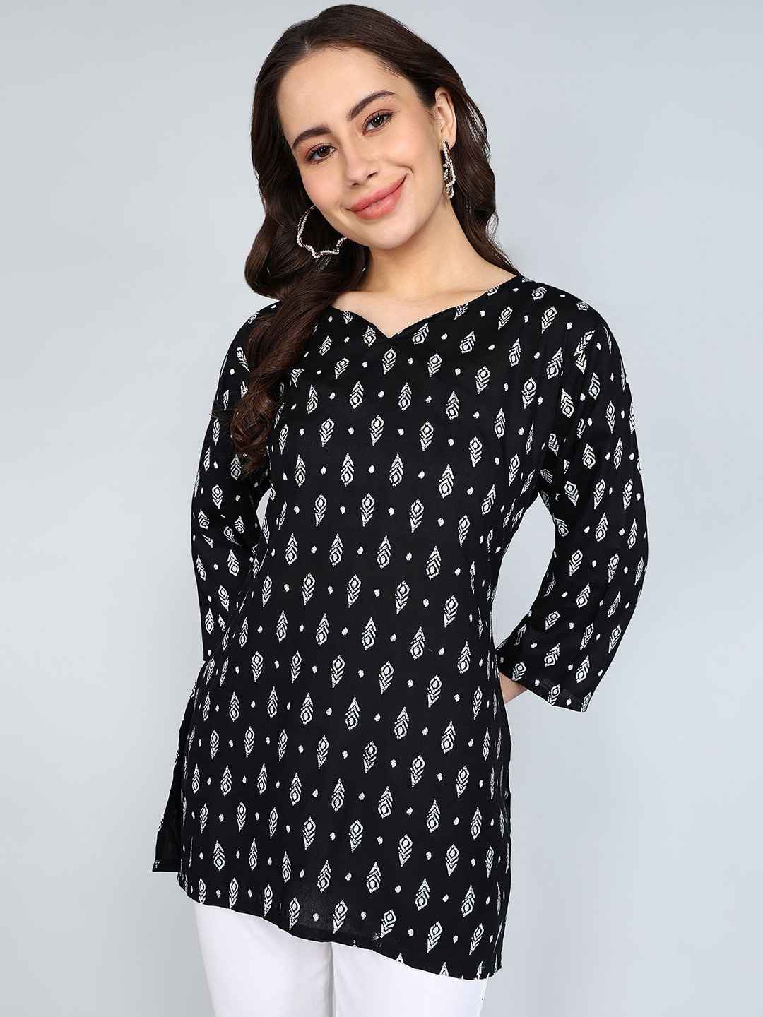 

Tviksha Fashion Floral Printed V-Neck Kurti, Black