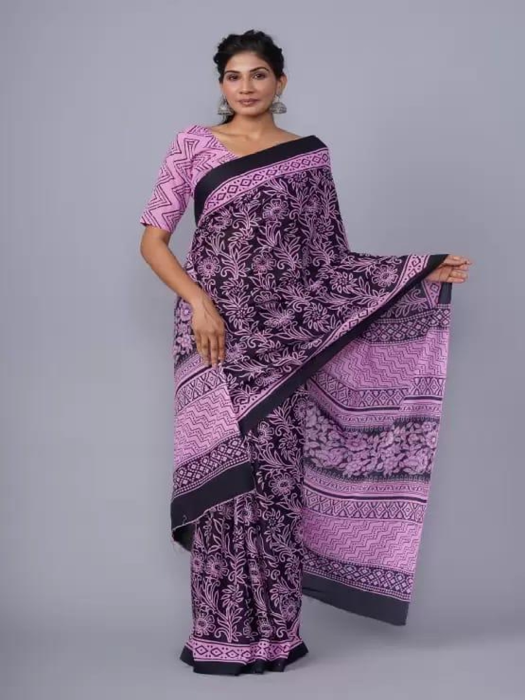 

TROPWEAR Ethnic Motifs Pure Cotton Block Print Saree, Black