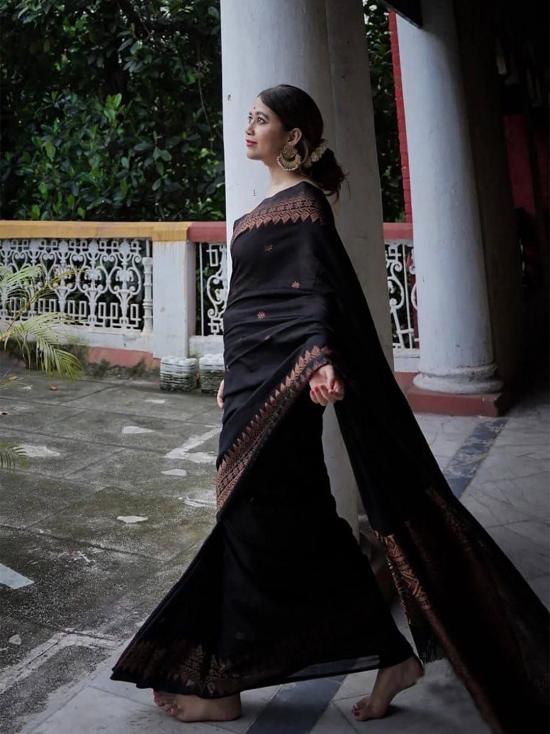 

SANJANA SILK Woven Design Zari Silk Blend Kanjeevaram Saree, Black