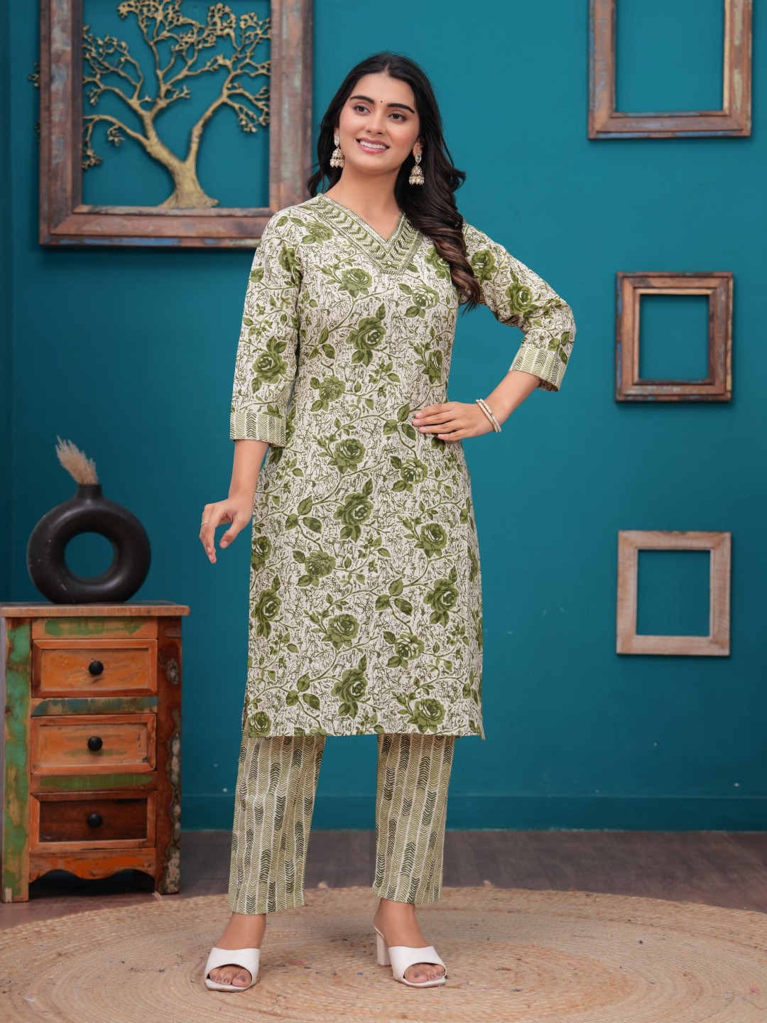 

kipek Floral Printed V-Neck Sequinned Pure Cotton Straight Kurta With Pyjamas, Green