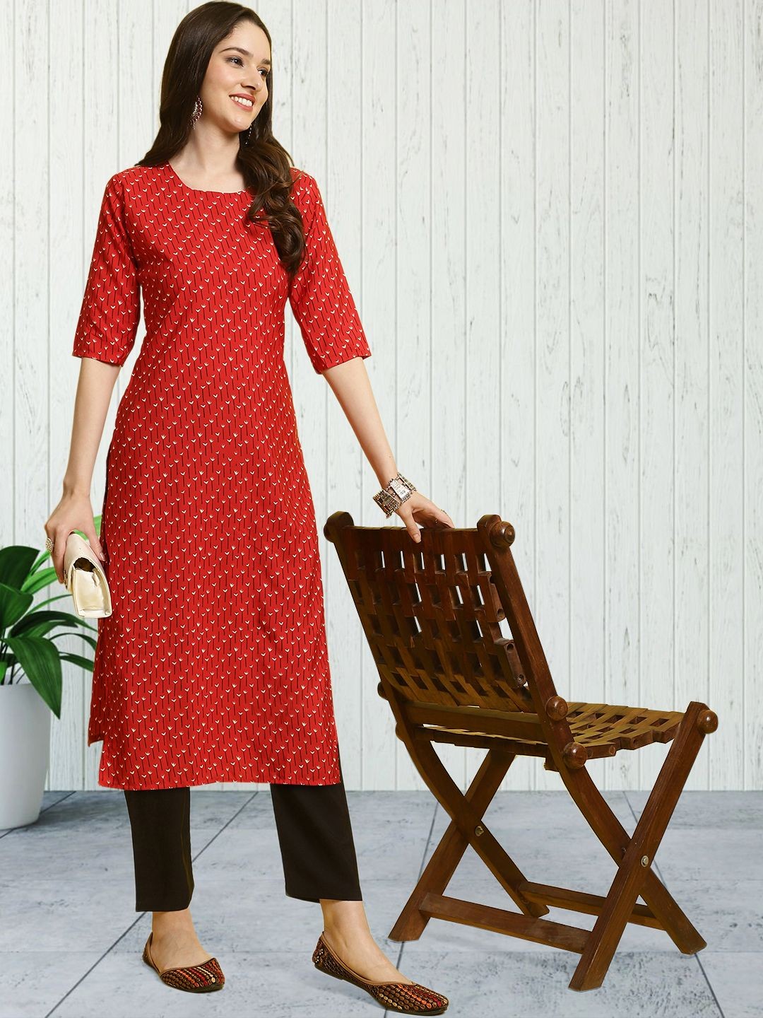 

7Threads Floral Printed Round Neck Straight Kurta with Trousers, Red