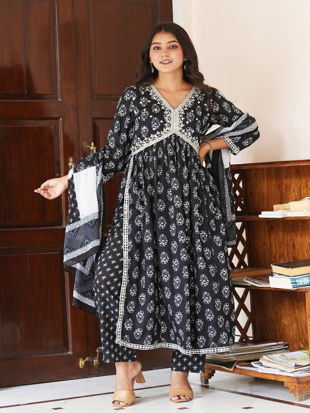 

ANNAYEMA APPARELS Floral Printed V-Neck Sequinned Alia Cut Kurta With Trouser And Dupatta, Black