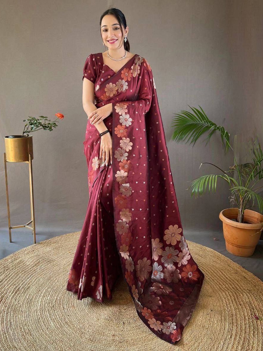 

SANJANA SILK Floral Silk Blend Kanjeevaram Saree, Maroon