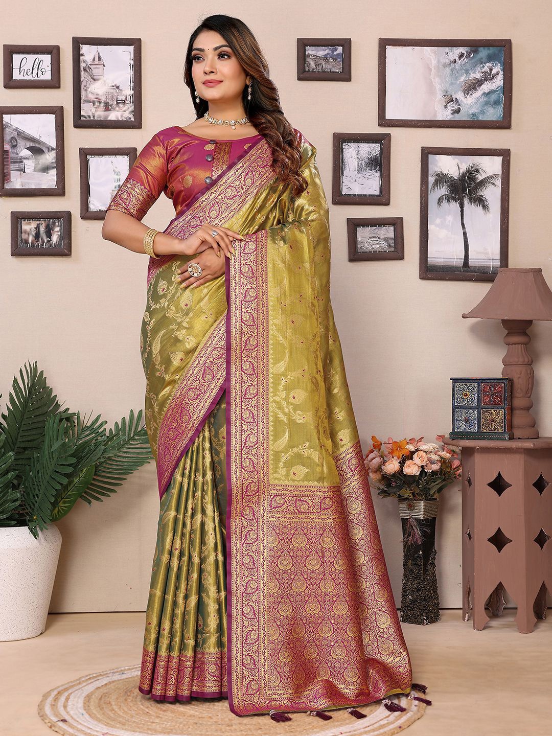 

Mitera Floral Zari Silk Blend Banarasi Saree, Gold