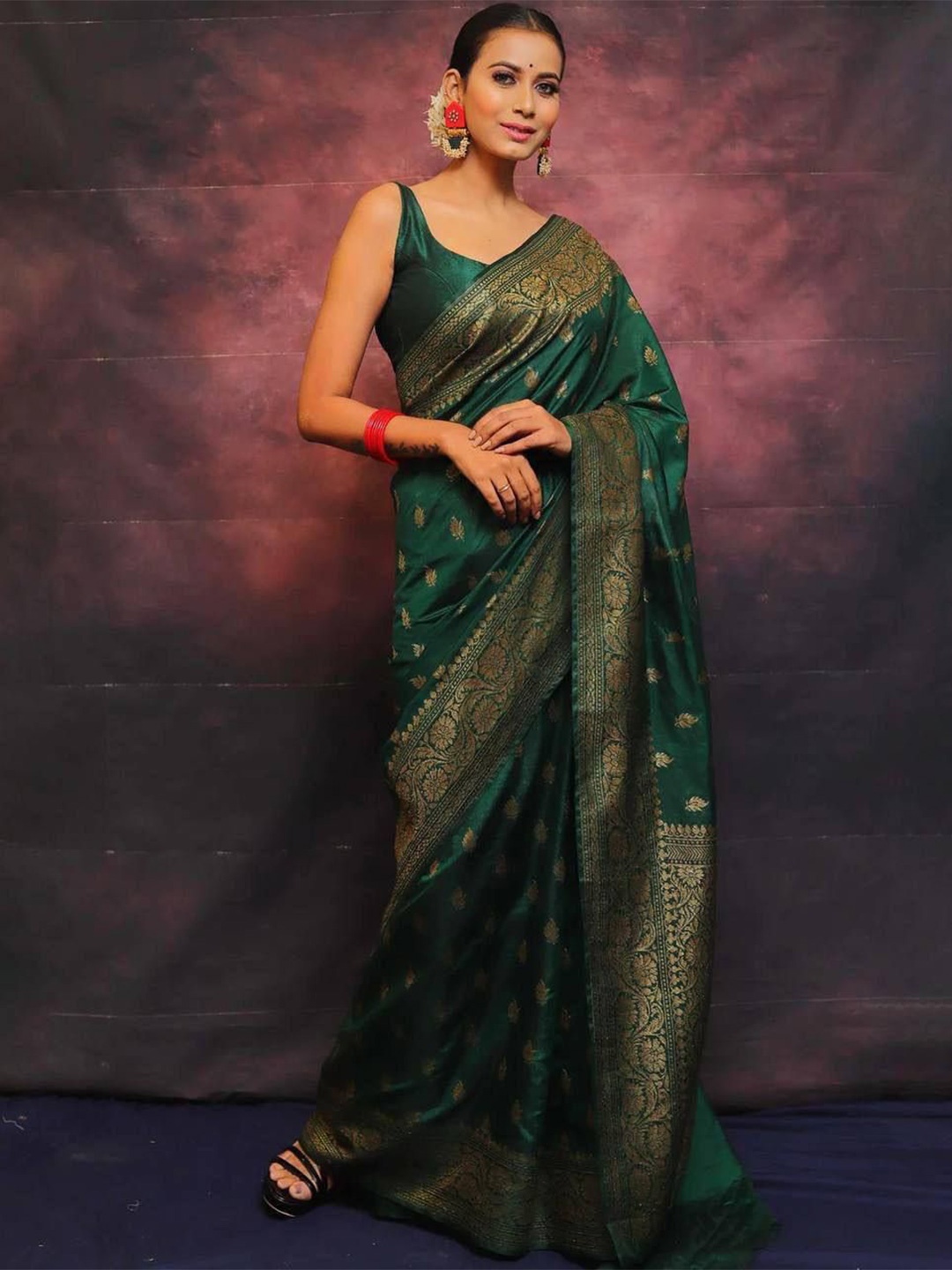 

Sanwariya Silk Woven Design Zari Silk Blend Kanjeevaram Saree, Green