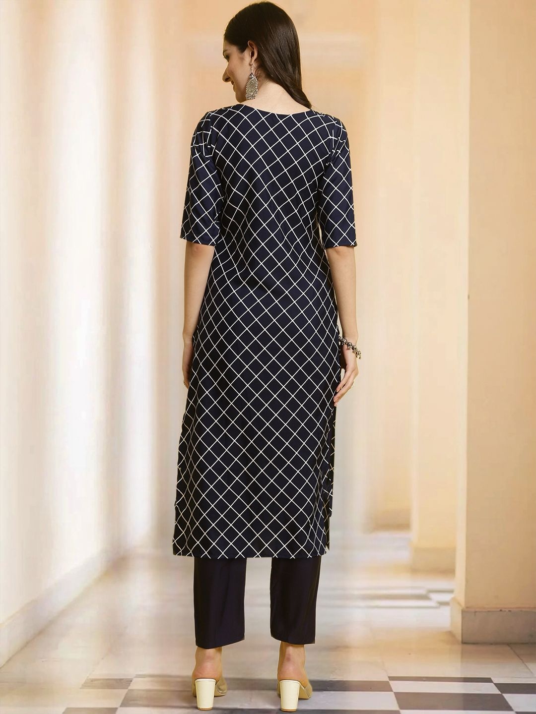 

7Threads Checked Round Neck Straight Kurta with Trousers, Black