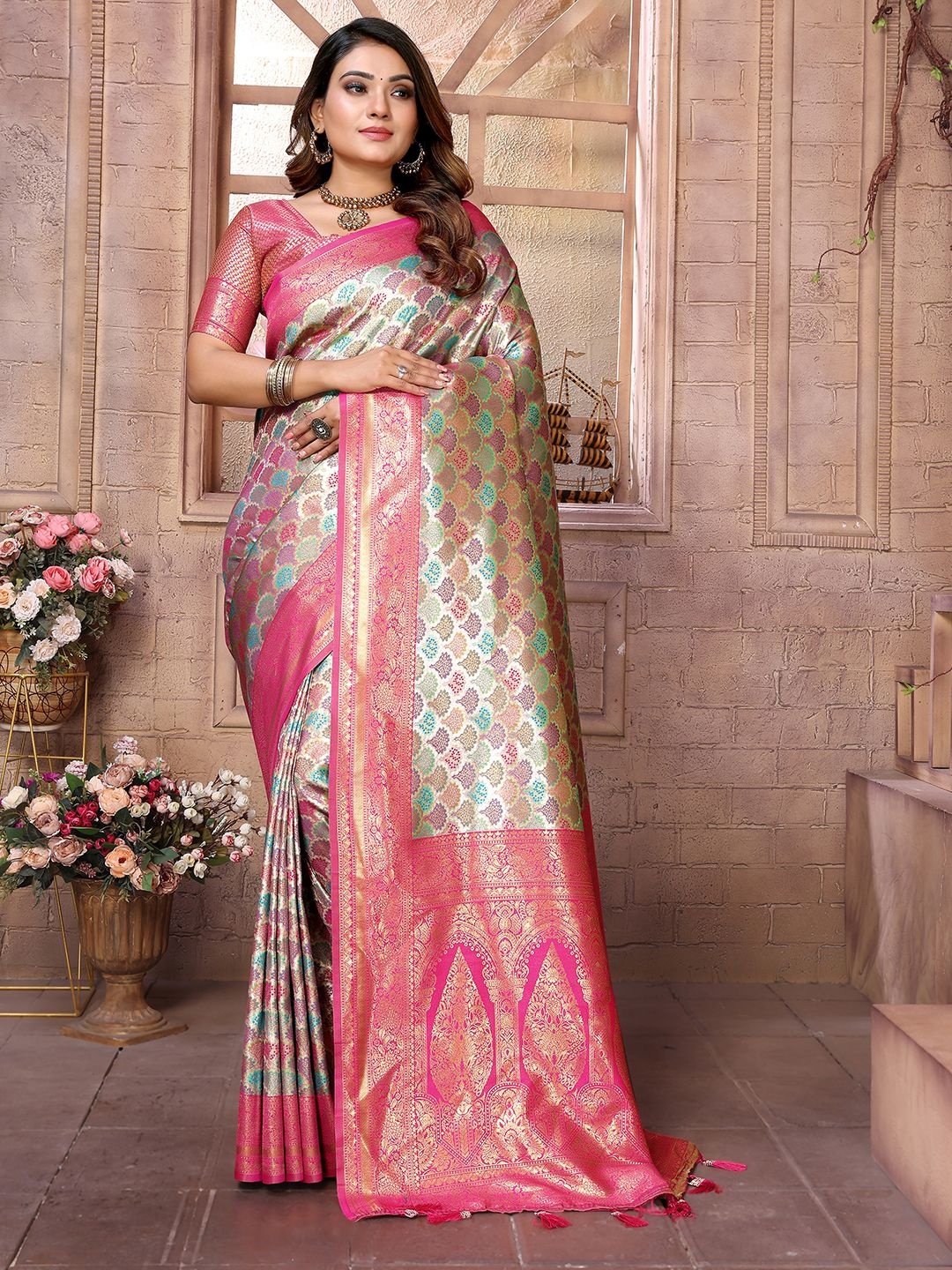 

Panzora Floral Zari Silk Blend Banarasi Saree, Green