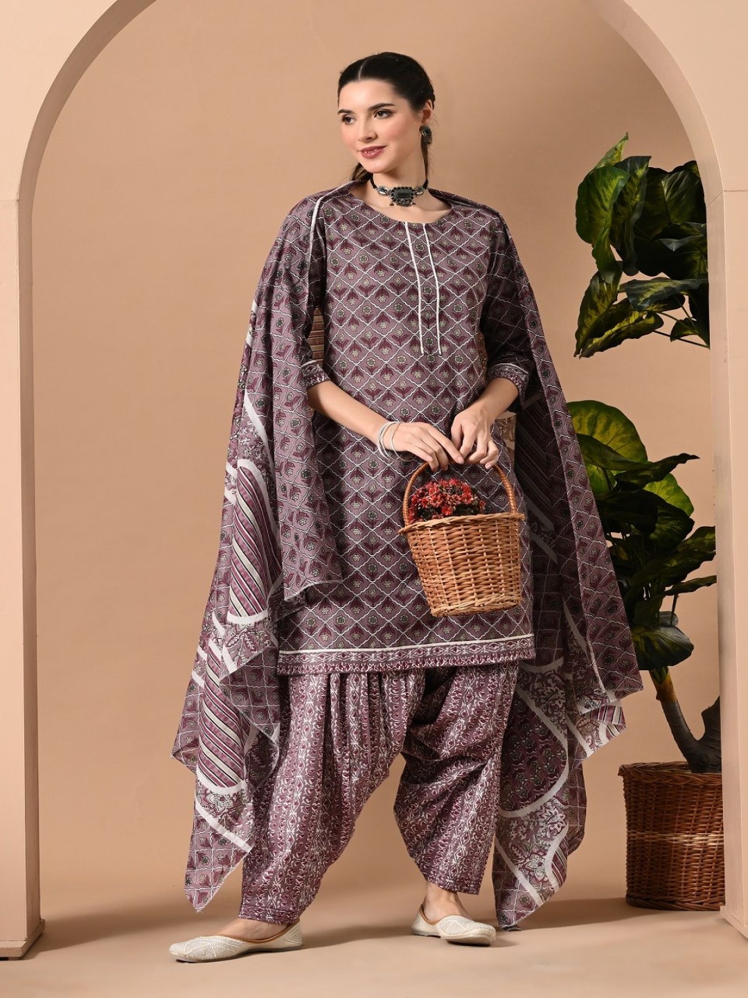 

METAFAB Floral Printed Round Neck Straight Kurta with Salwar & With Dupatta, Maroon