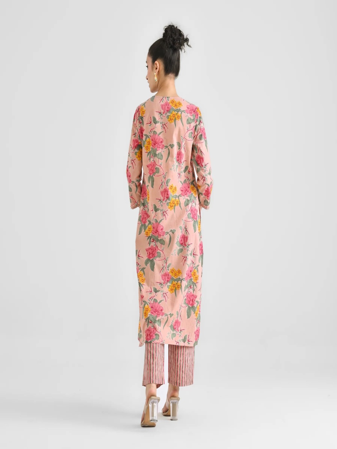 

KAYOMMI Women Floral Printed Regular Kurta with Trousers & With Dupatta, Peach