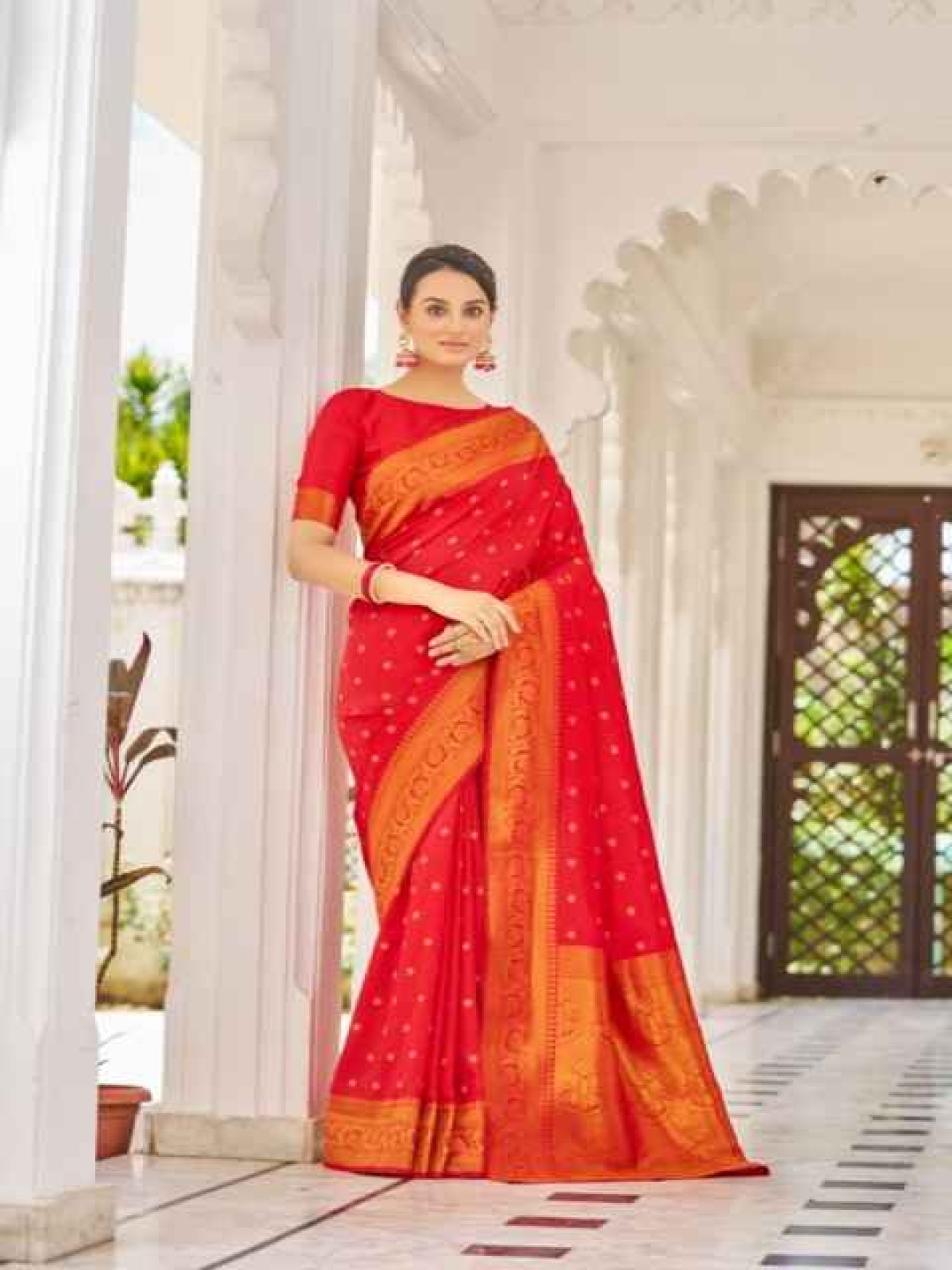 

SWORNOF Woven Design Zari Silk Blend Saree, Red