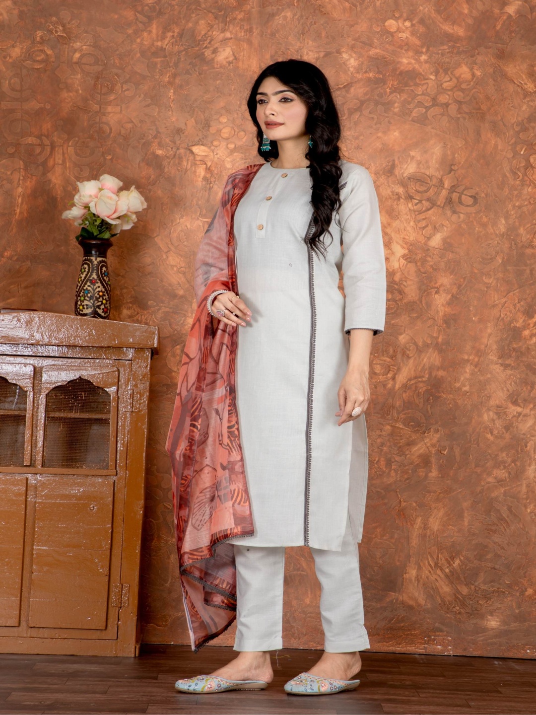 

KAYOMMI Boat Neck Straight Kurta With Trousers And Dupatta, Grey