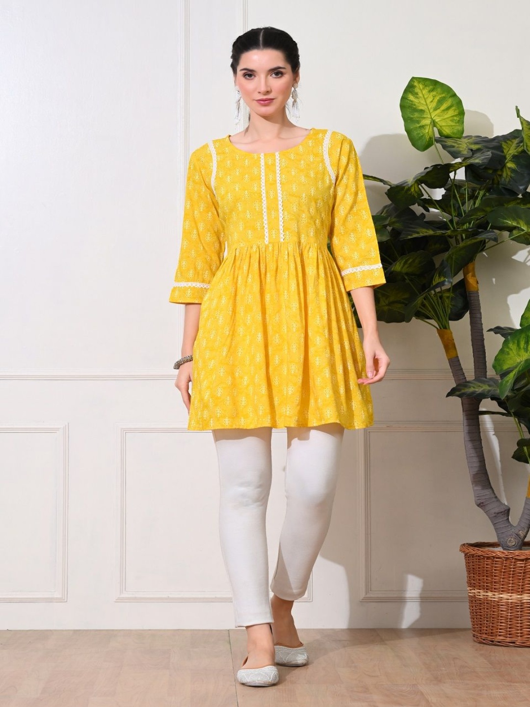 

GLOWWORLD Floral Printed Thread Work Thread Work Empire Anarkali Kurti, Yellow