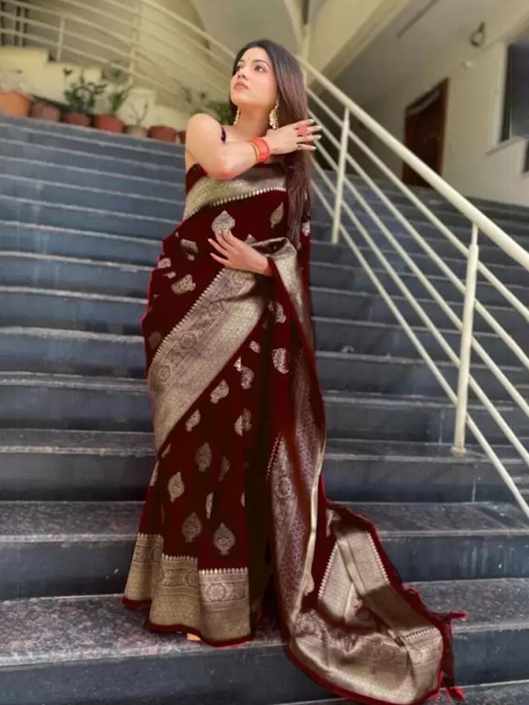 

SAADHVI Floral Zari Pure Silk Kanjeevaram Saree, Maroon