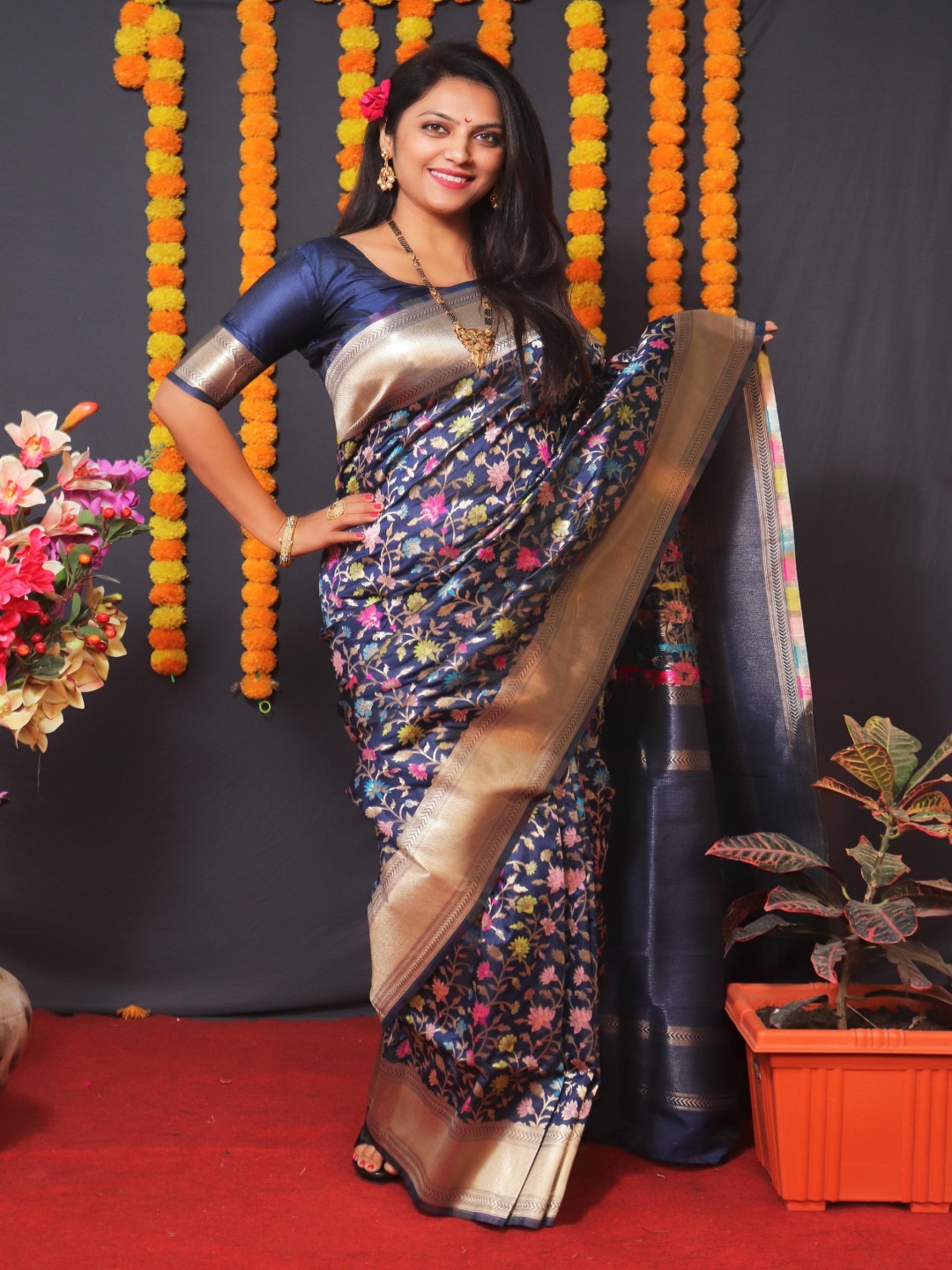 

Royal Rajgharana Saree Floral Woven Design Zari Pure Silk Banarasi Saree, Navy blue