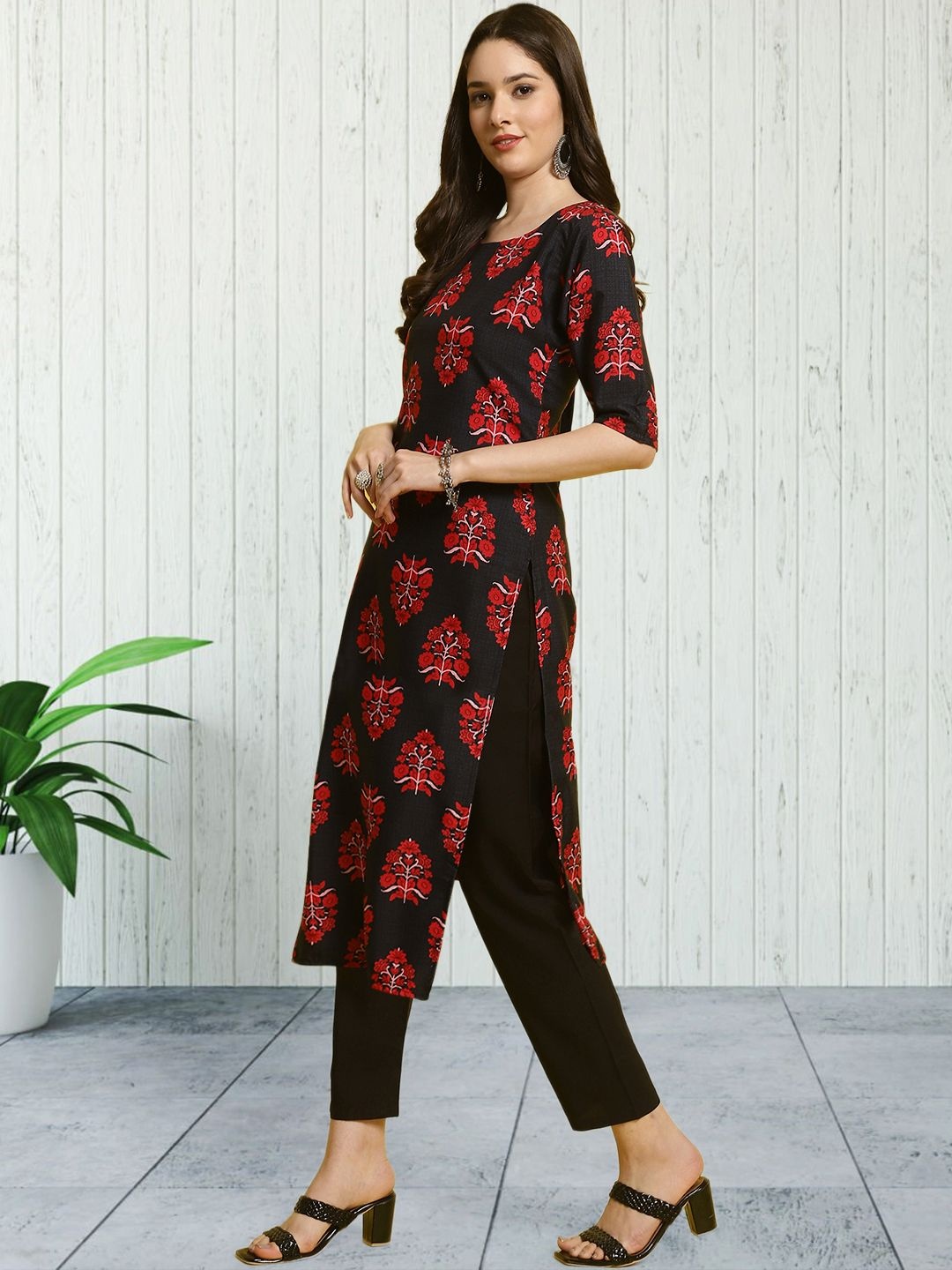 

7Threads Floral Printed Round Neck Straight Kurta With Trousers, Black