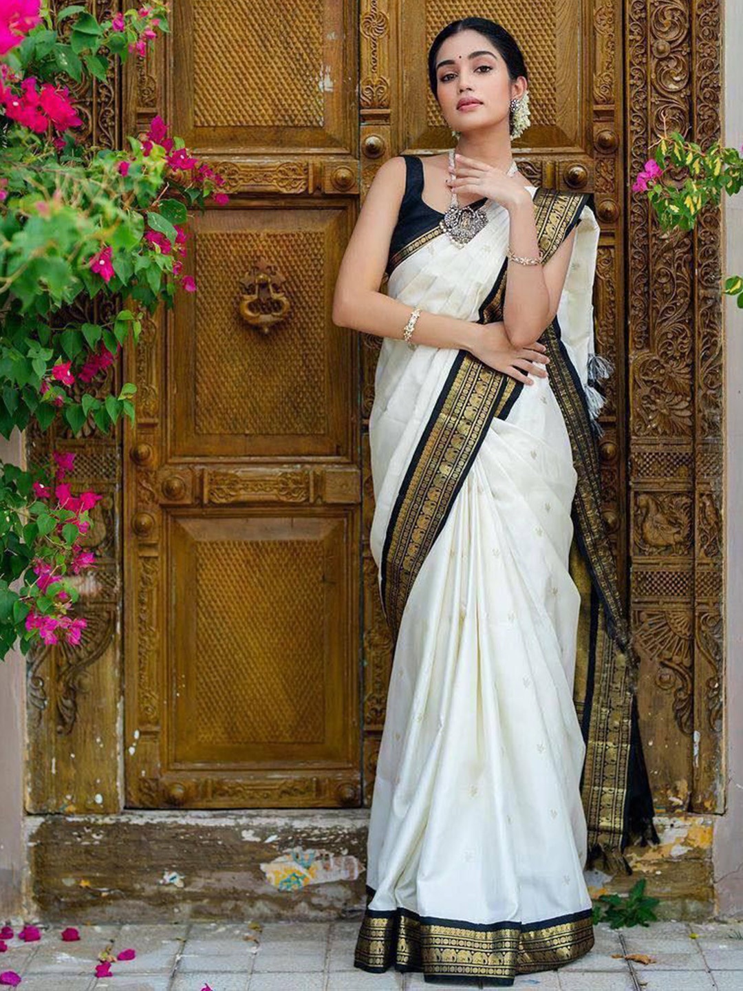 

SANJANA SILK Woven Design Zari Silk Blend Kanjeevaram Saree, White