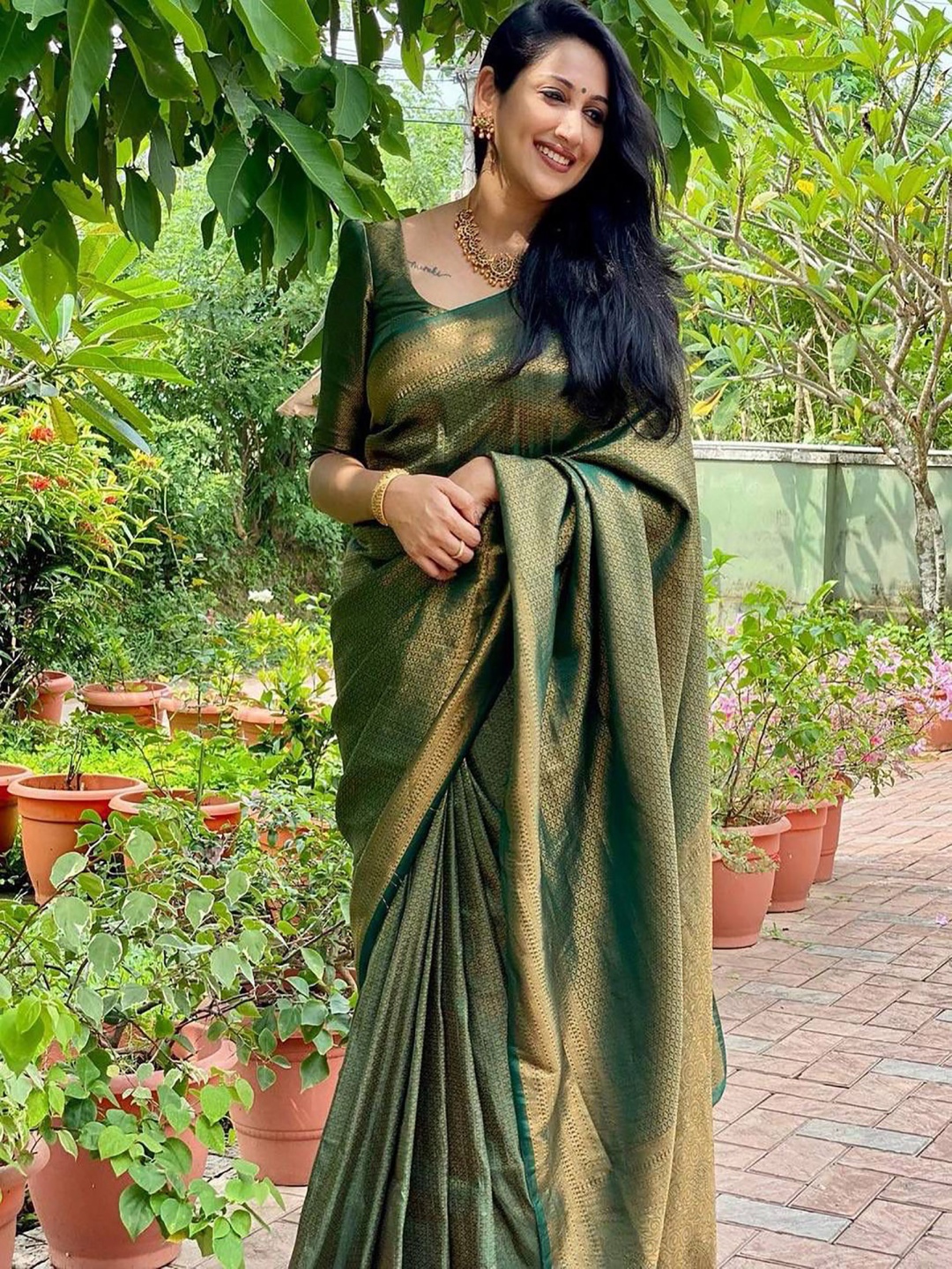 

BerMondsey Woven Design Zari Silk Blend Banarasi Saree, Green