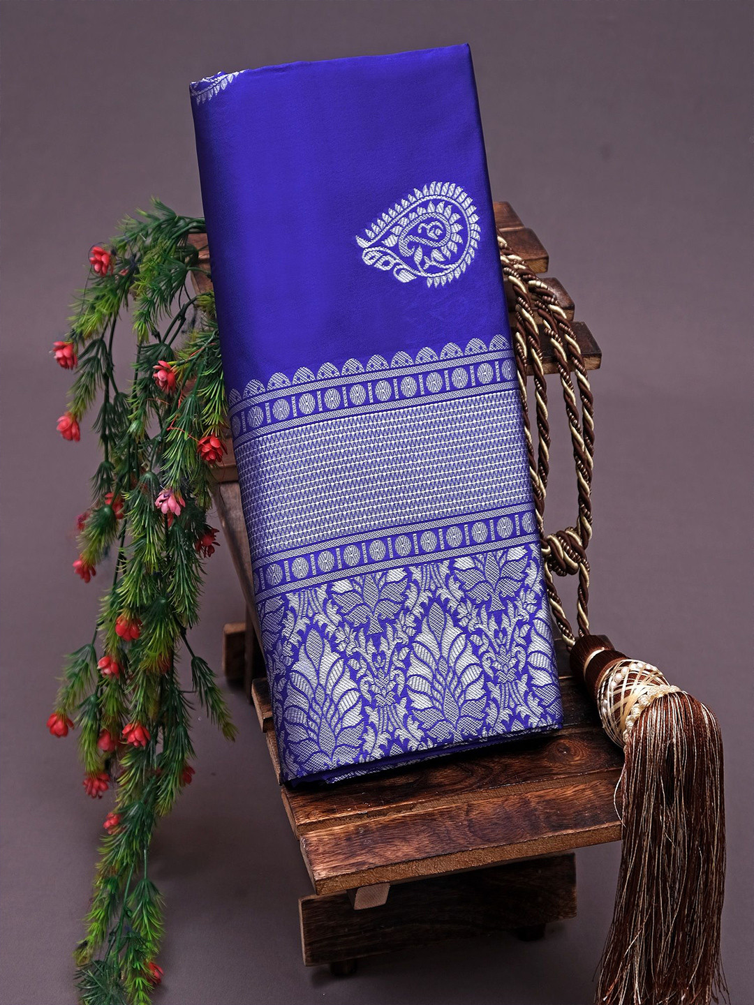 

A TO Z CART Floral Silk Blend Banarasi Saree, Blue