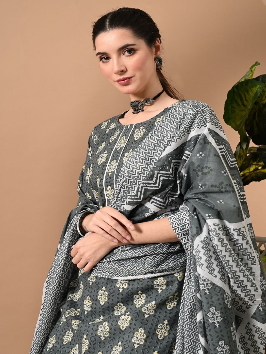 

GLOWWORLD Ethnic Motifs Printed Round Neck Straight Kurta with Salwar & Dupatta, Grey