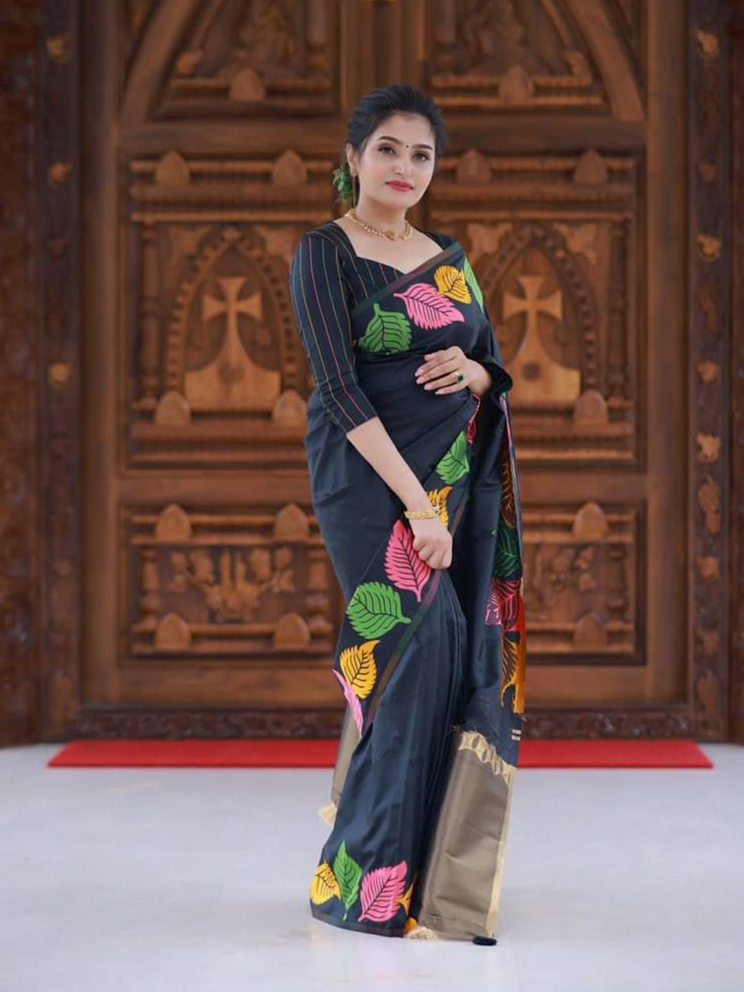 

SANJANA SILK Floral Zari Silk Blend Kanjeevaram Saree, Black