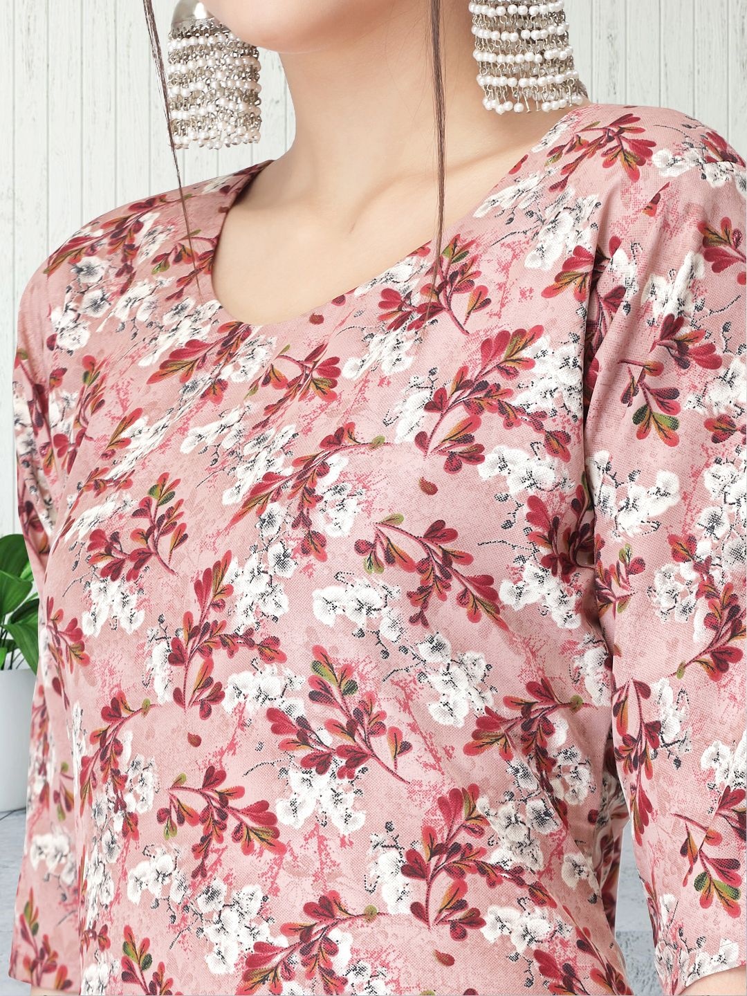 

7Threads Floral Printed Round-Neck Straight Kurta with Trousers, Peach