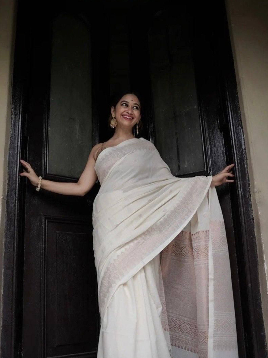 

SANJANA SILK Zari Silk Blend Kanjeevaram Saree, White