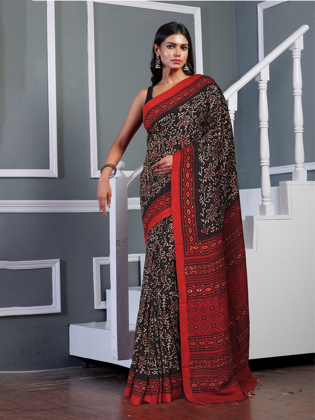 

Unnati Silks Floral Art Silk Handloom Block Print Saree, Black