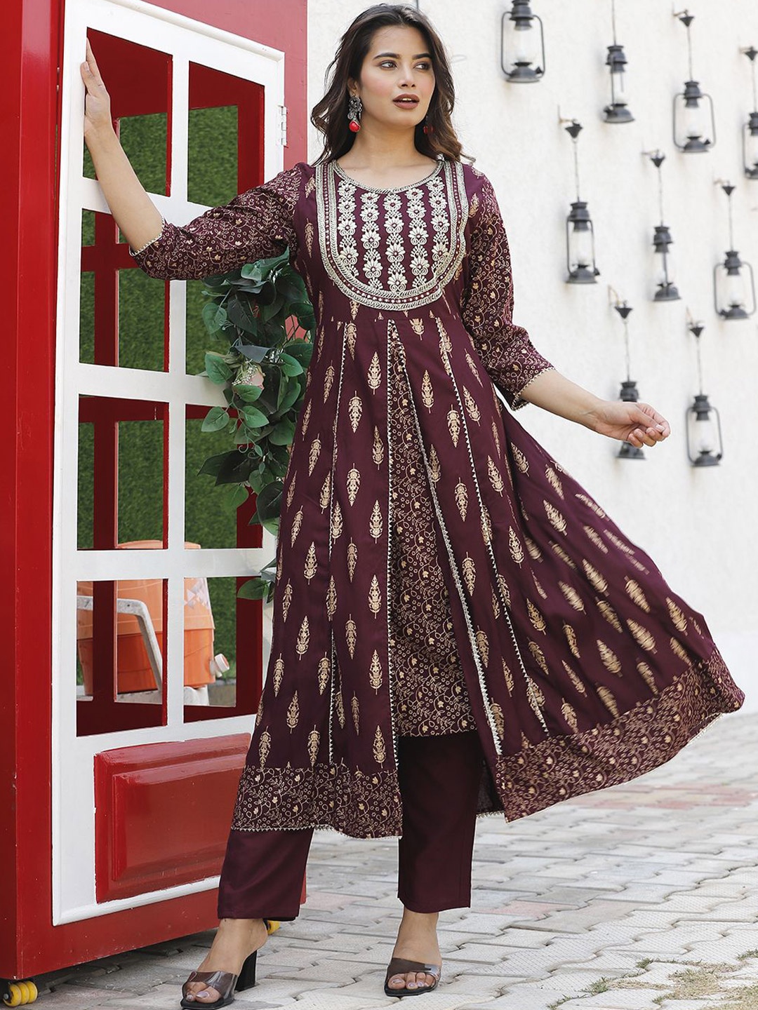 

JD FINISHING Ethnic Motifs Printed Round Neck Panelled Anarkali Kurta With Trouser, Brown