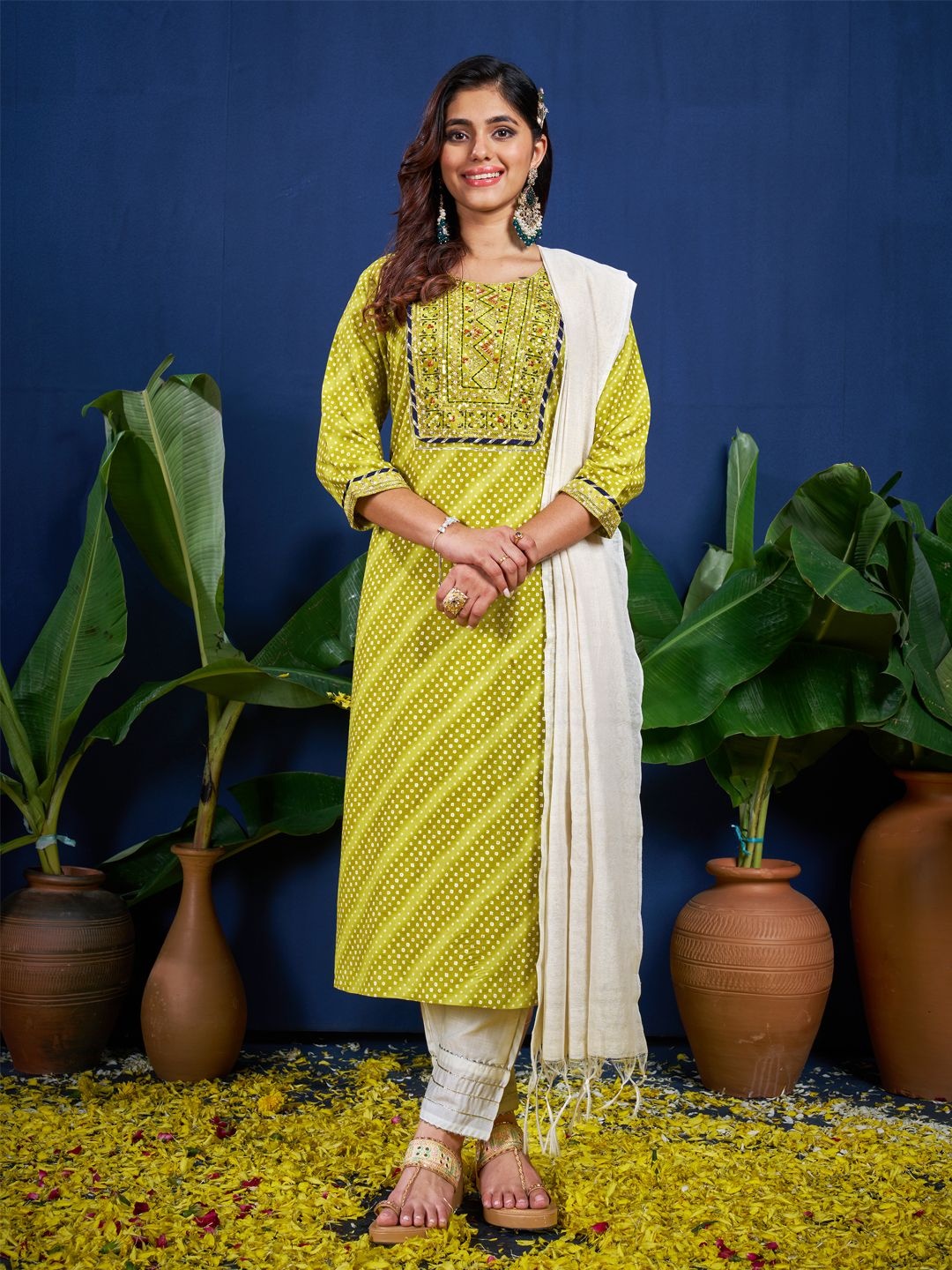 

ARADHNA Bandhani Printed Sequence Kurta With Trouser & Dupatta, Green