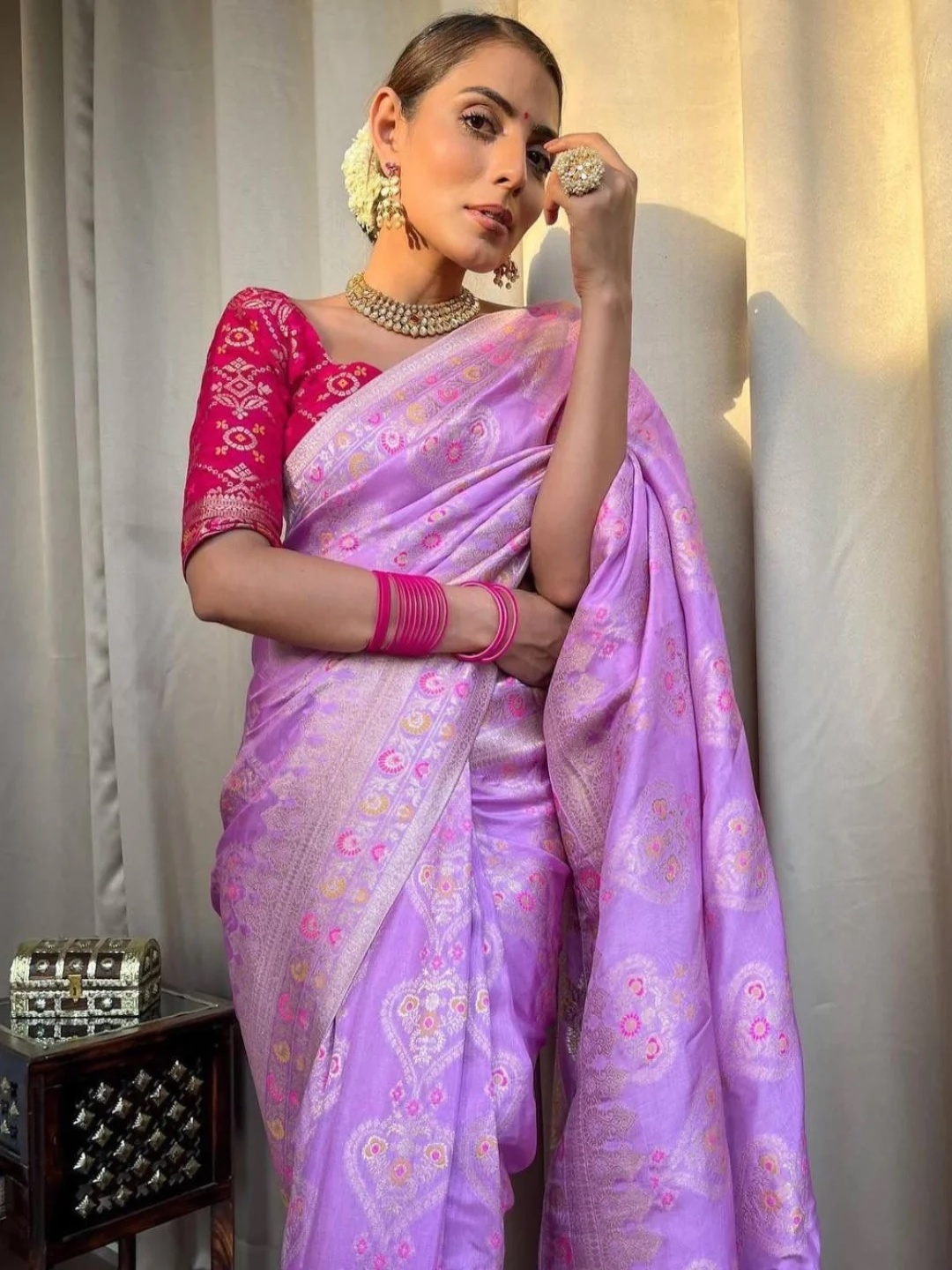 

ZILVIRA Ethnic Motifs Woven Design Zari Banarasi Saree, Lavender