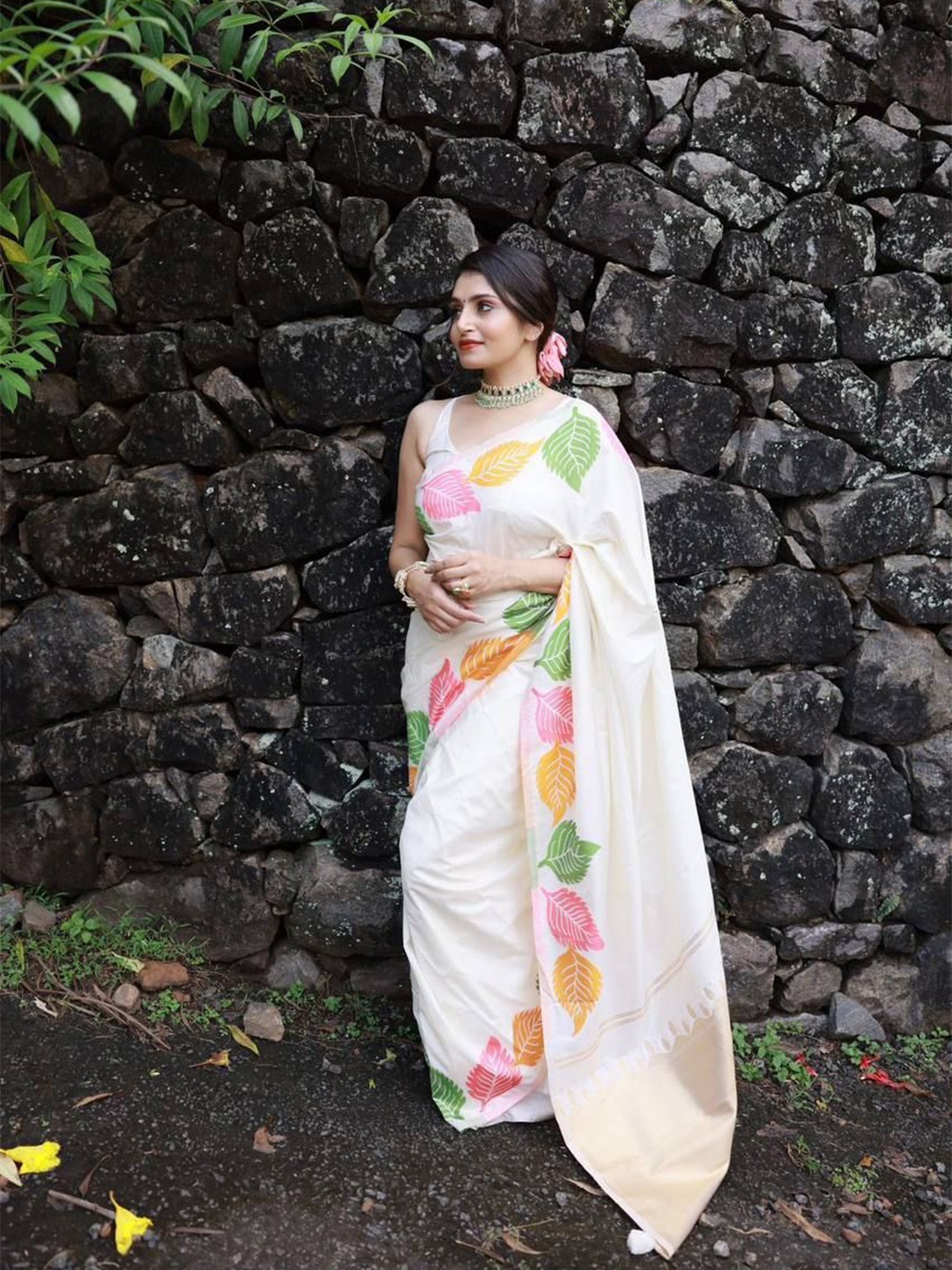 

Sanwariya Silk Floral Zardozi Silk Blend Kanjeevaram Saree, White